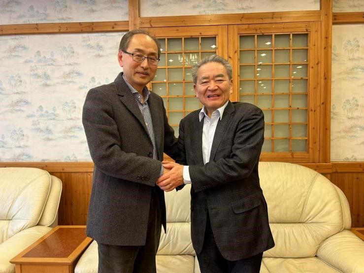 廉德瑰教授与日本共产党中央政治局副委员长兼国际委员会主任绪方靖夫（右）