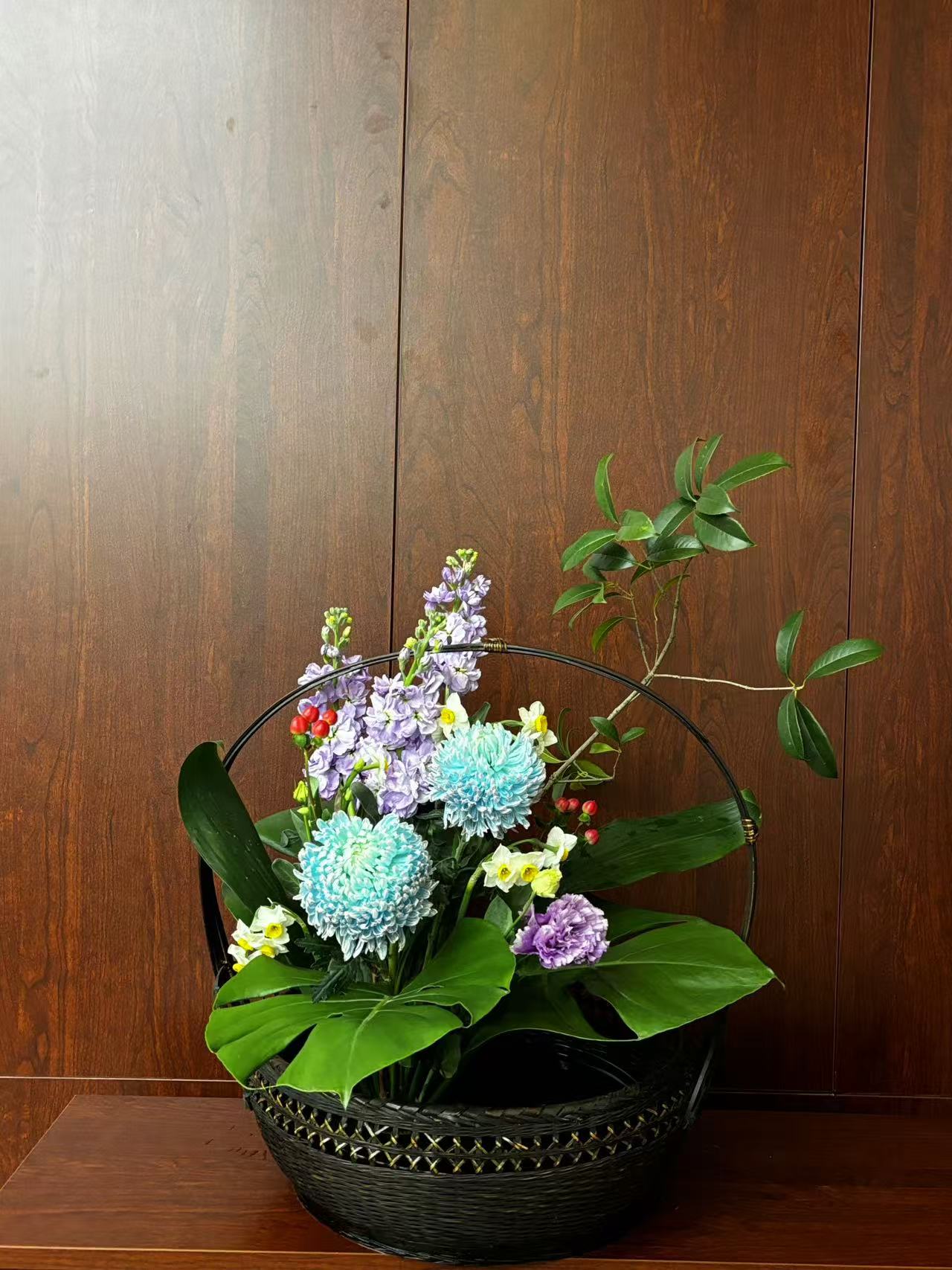 张华香示范的中国传统插花篮花作品