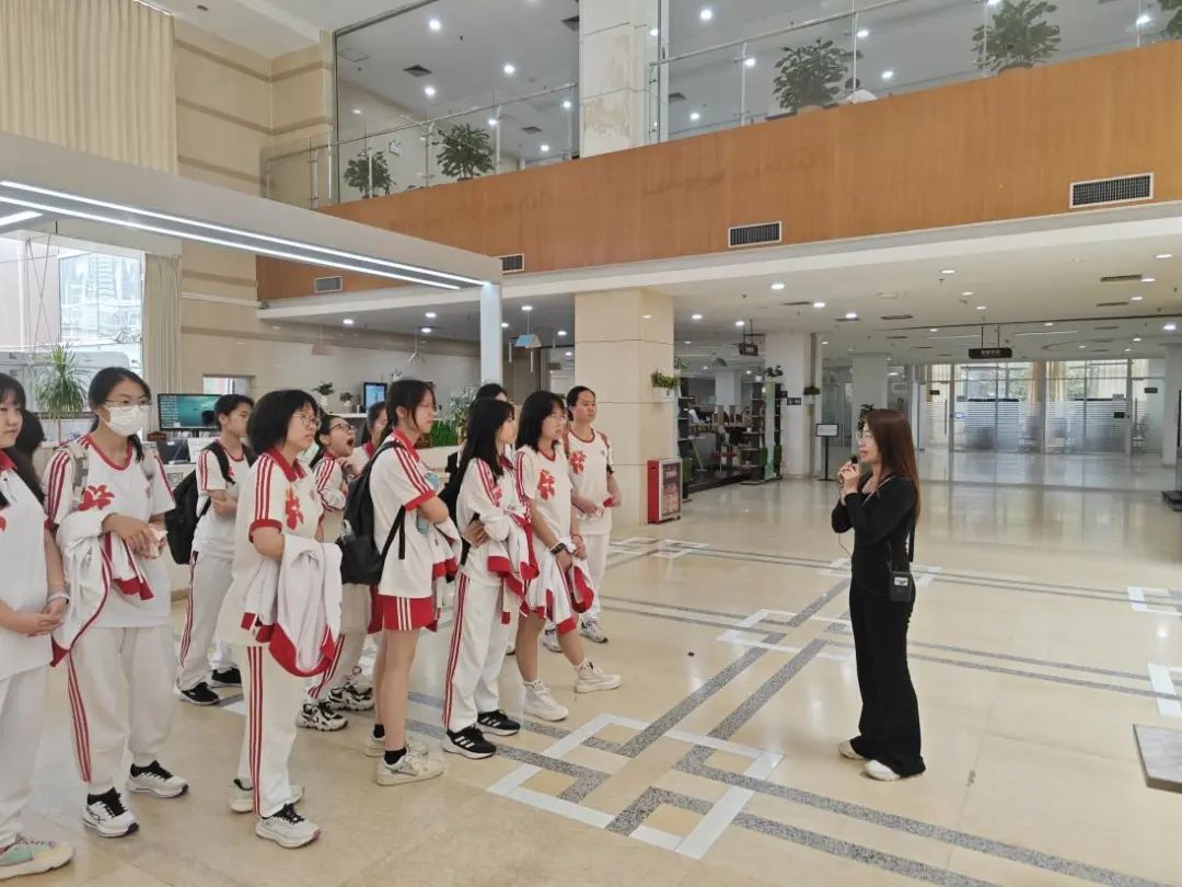 参观图书馆 参观图书馆