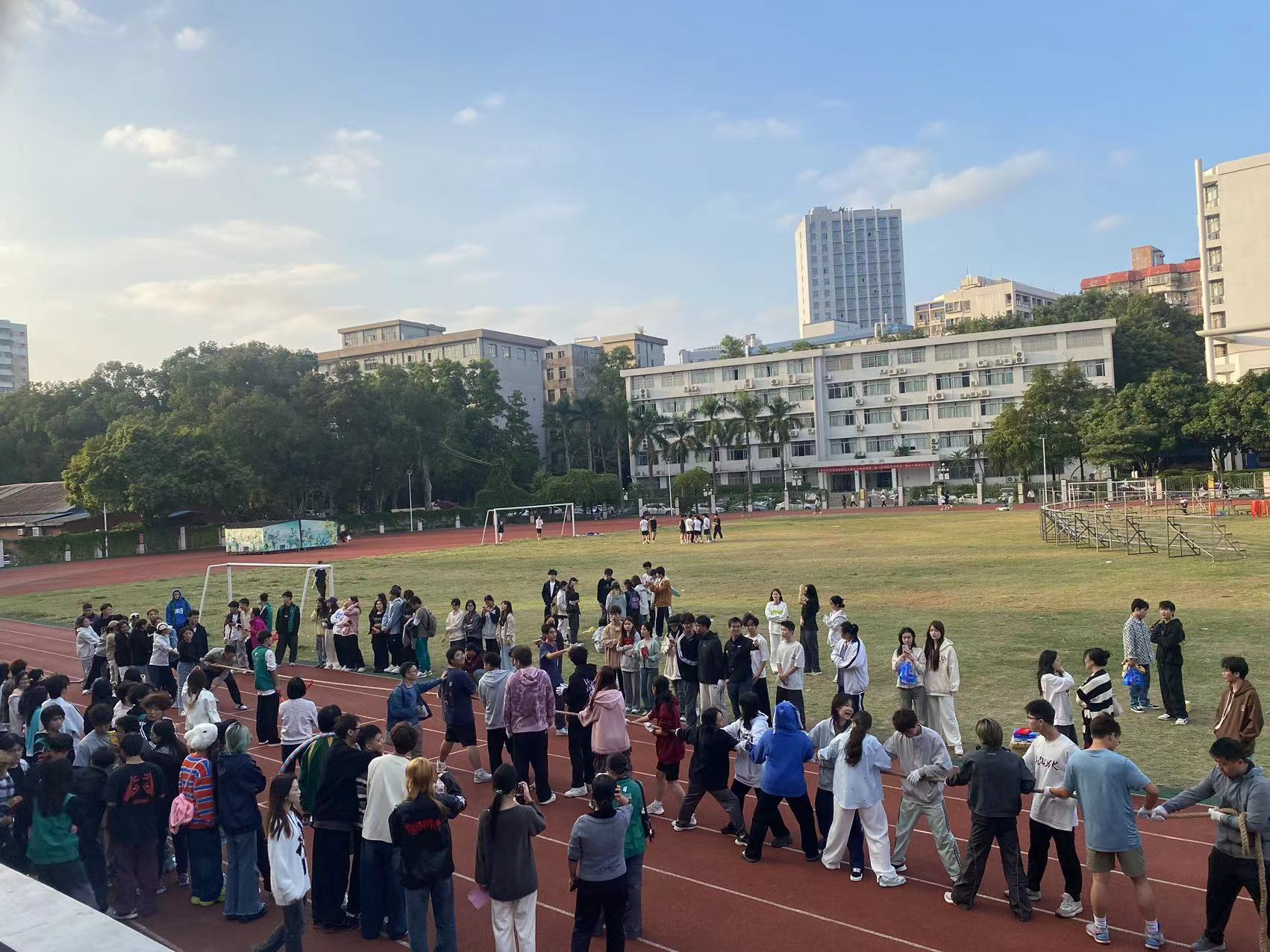 民族生积极参与拔河比赛