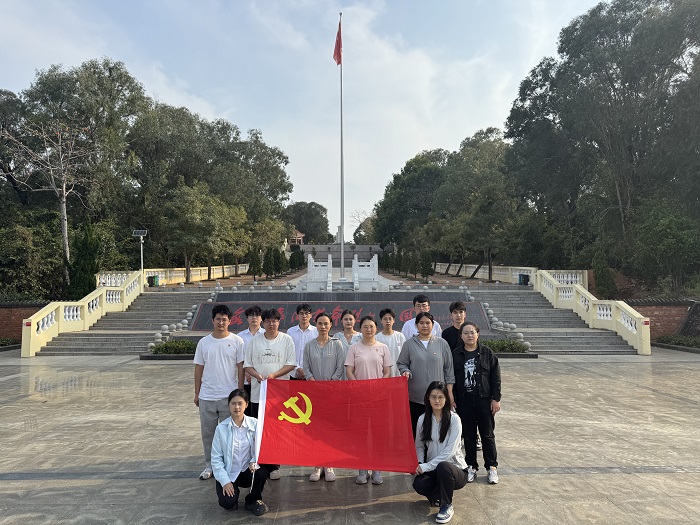 瞻仰梅山老区革命烈士陵园