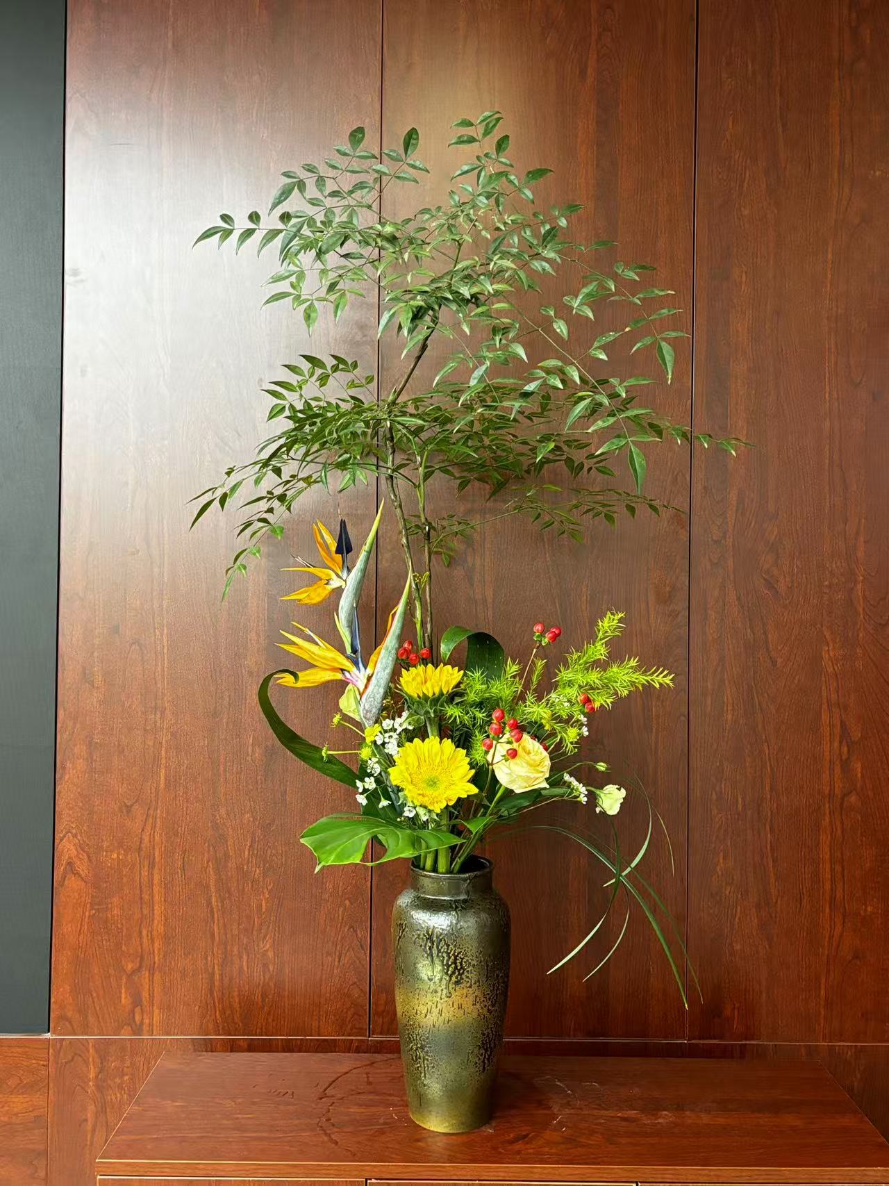 张华香示范的中国传统插花瓶花作品