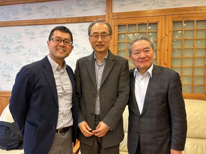 廉德瑰教授与日本共产党中央政治局副委员长兼国际委员会主任绪方靖夫（右）、日本共产党《赤旗报》北京分局长小林拓也（左）