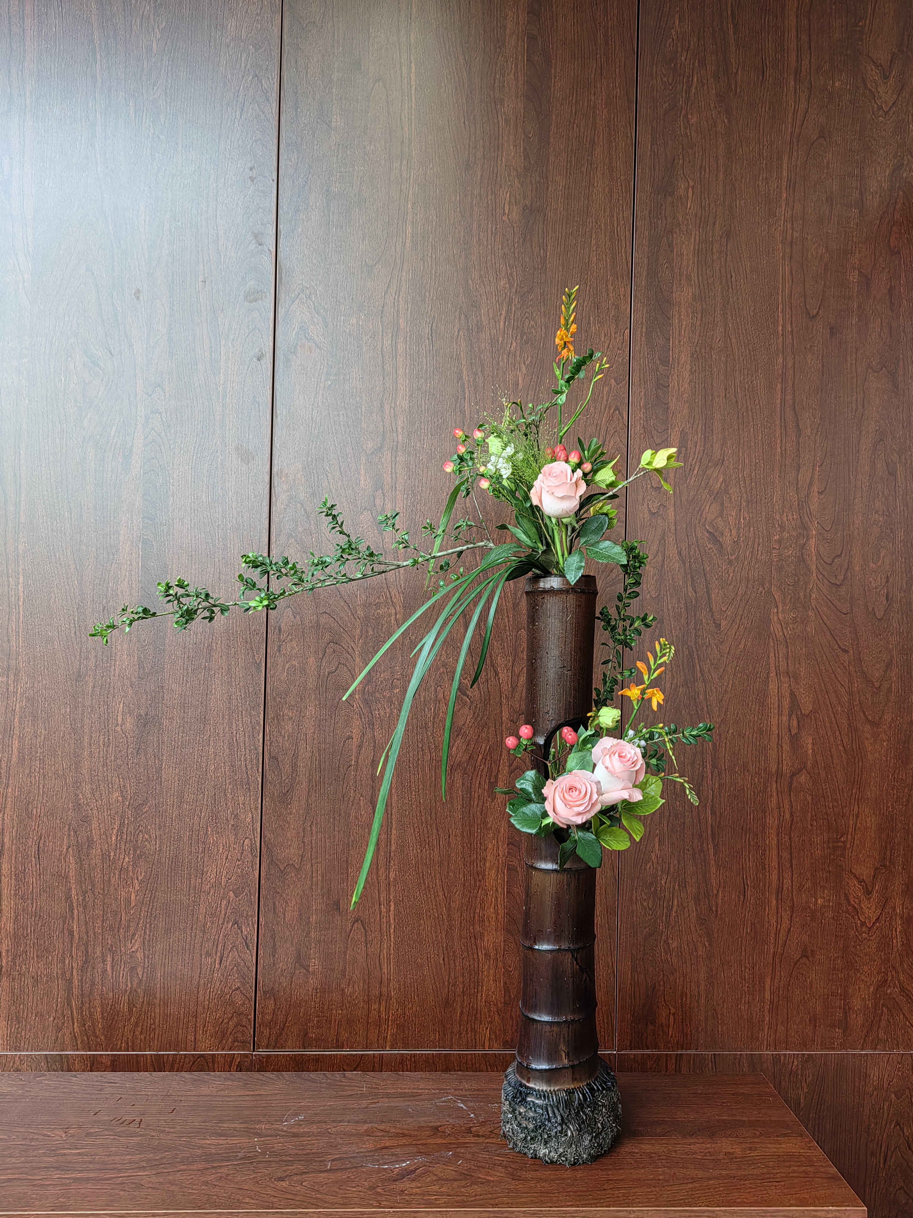 张华香现场创作的中国传统插花筒花作品