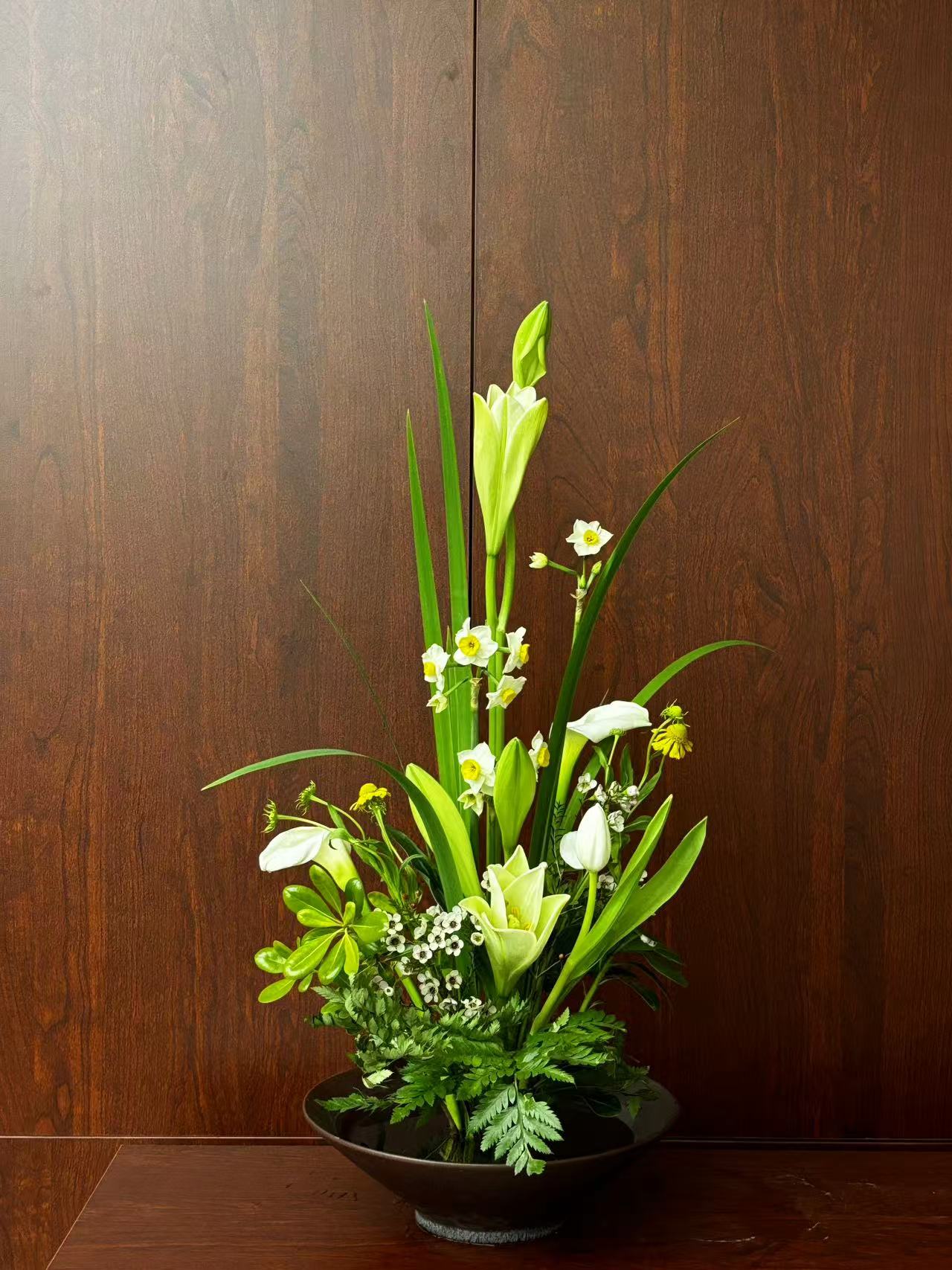 张华香示范的中国传统插花碗花作品