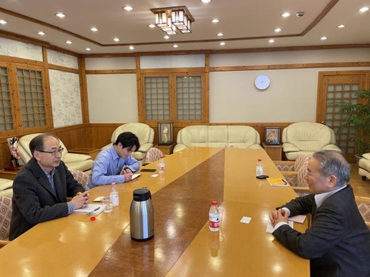 廉德瑰教授与日本共产党中央政治局副委员长兼国际委员会主任绪方靖夫（右）座谈交流