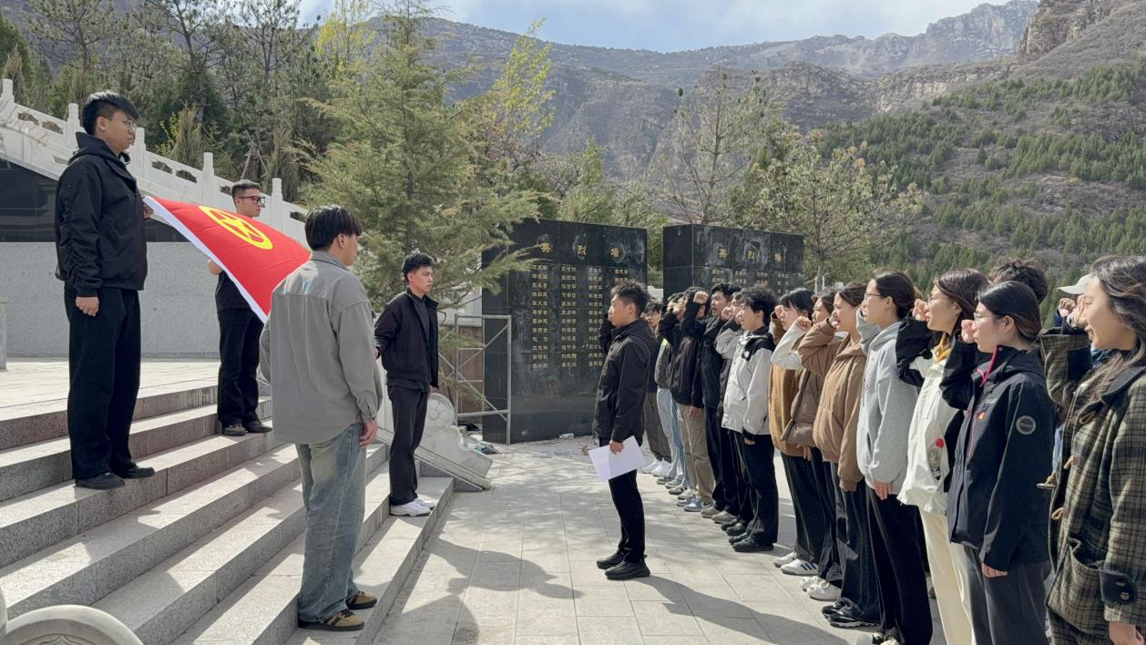 青年团员面向团旗重温入团誓词 青年团员面向团旗重温入团誓词