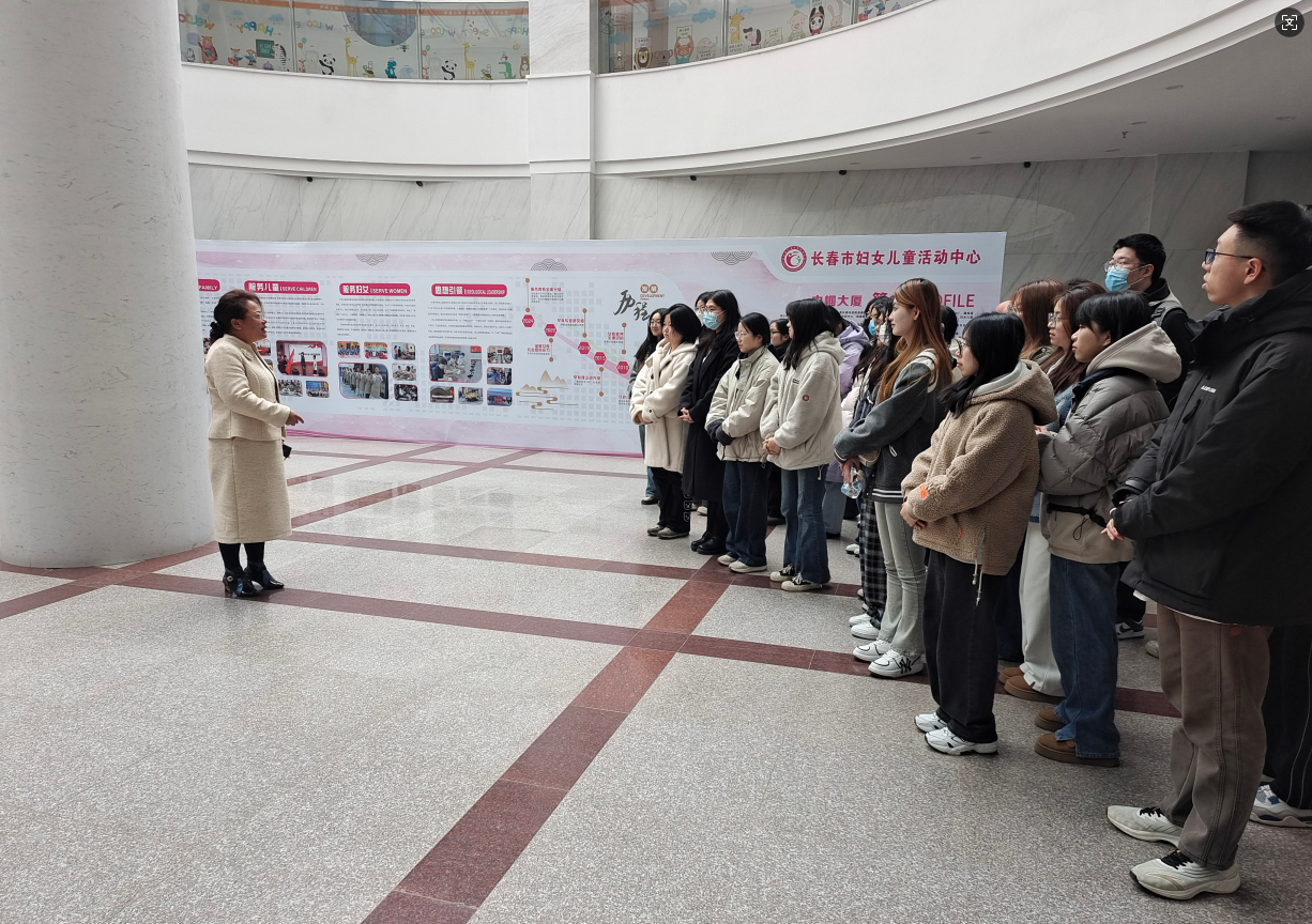 基地总经理杨翠艳向师生介绍基地发展情况