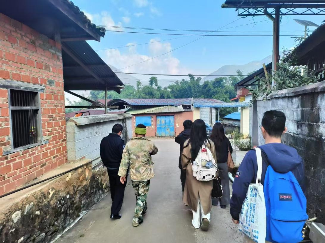 访谈路上，左一为徐天锐民警