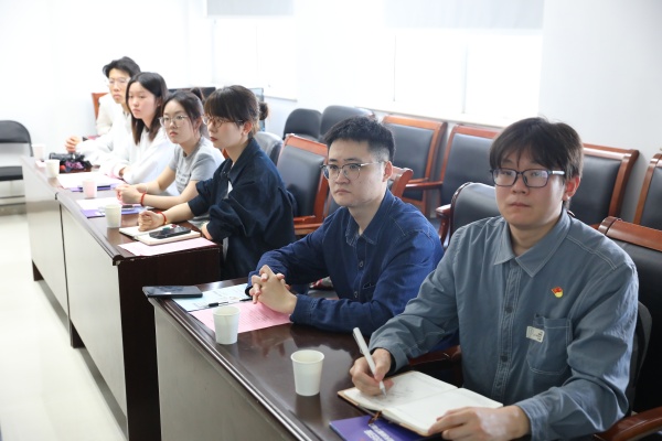 学生代表认真聆听微党课