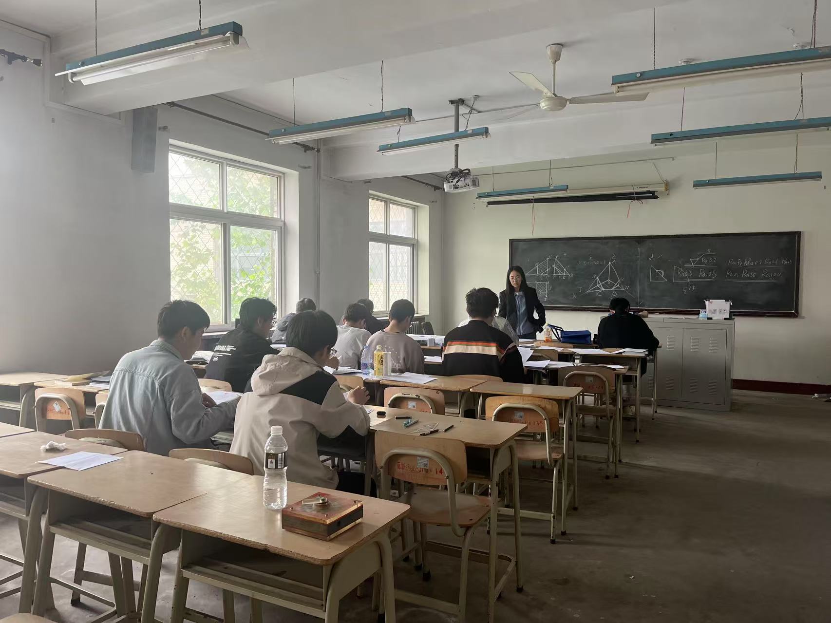 党员教师利用课余时间指导学生积极备赛