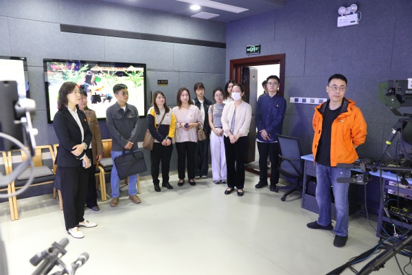 党委副书记、副校长金鑫一行参观湖北日报传媒集团全媒体5G演播室