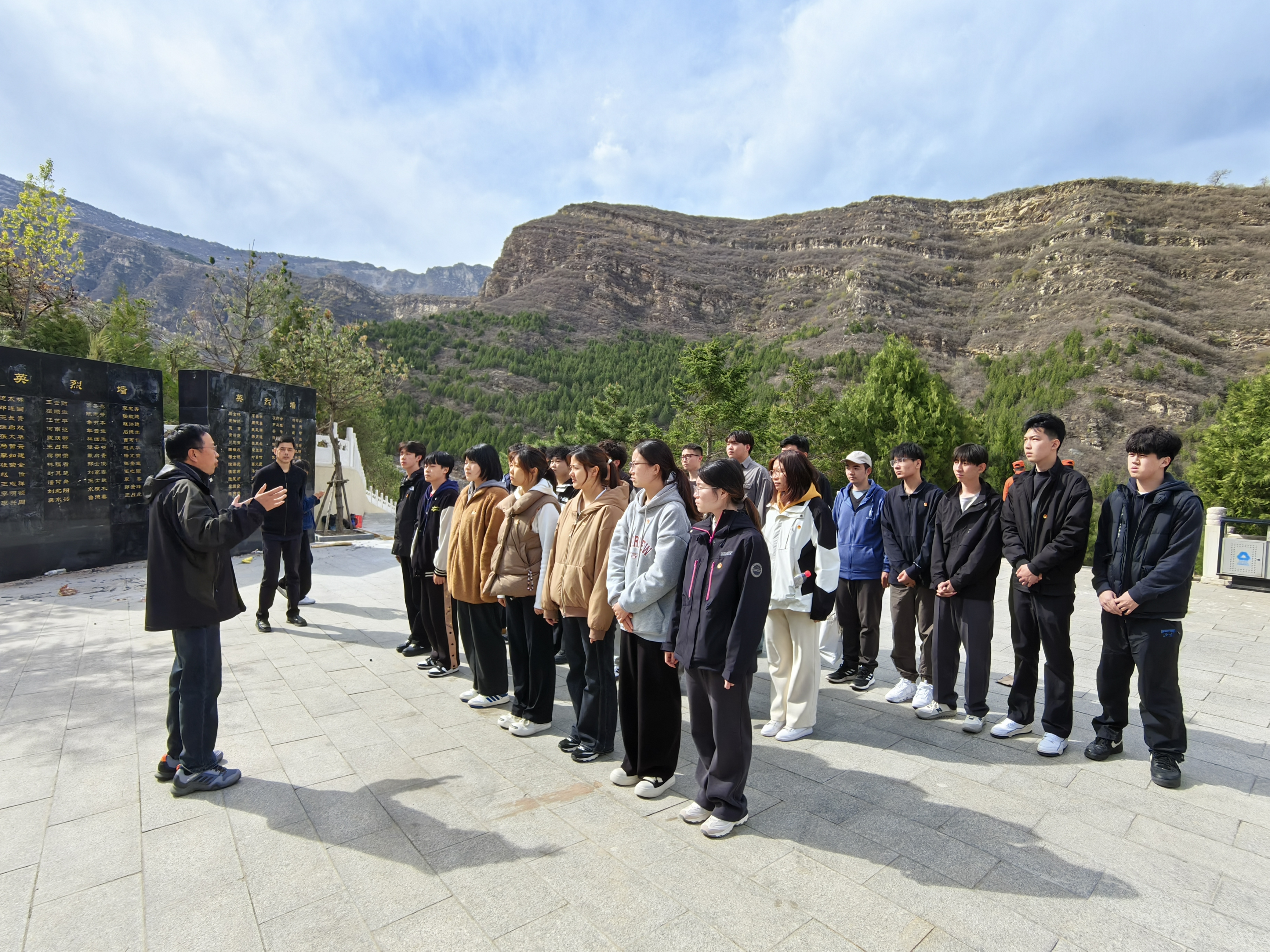 支部驻村第一书记焦有权老师想师生介绍平西烈士陵园情况 支部驻村第一书记焦有权老师想师生介绍平西烈士陵园情况