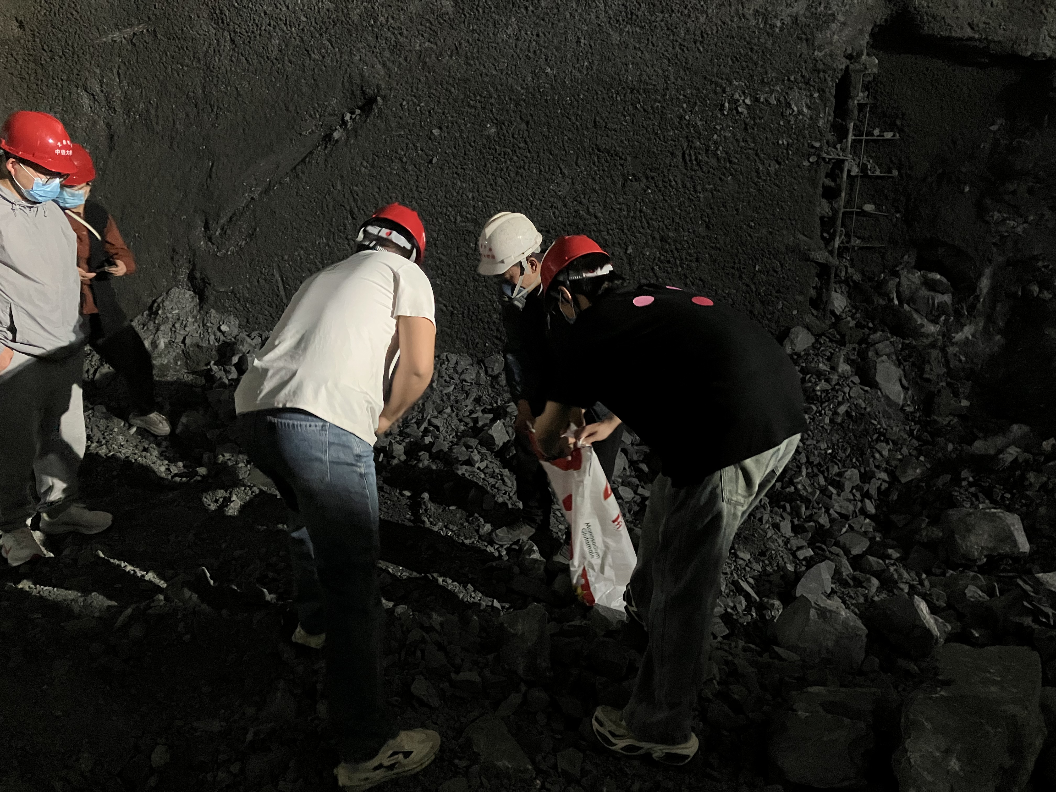 课题组成员隧道现场采样