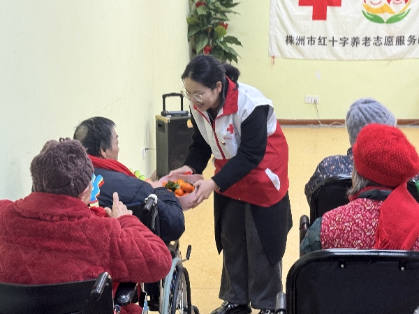 红齿轮党员先锋老师传递温暖_副本