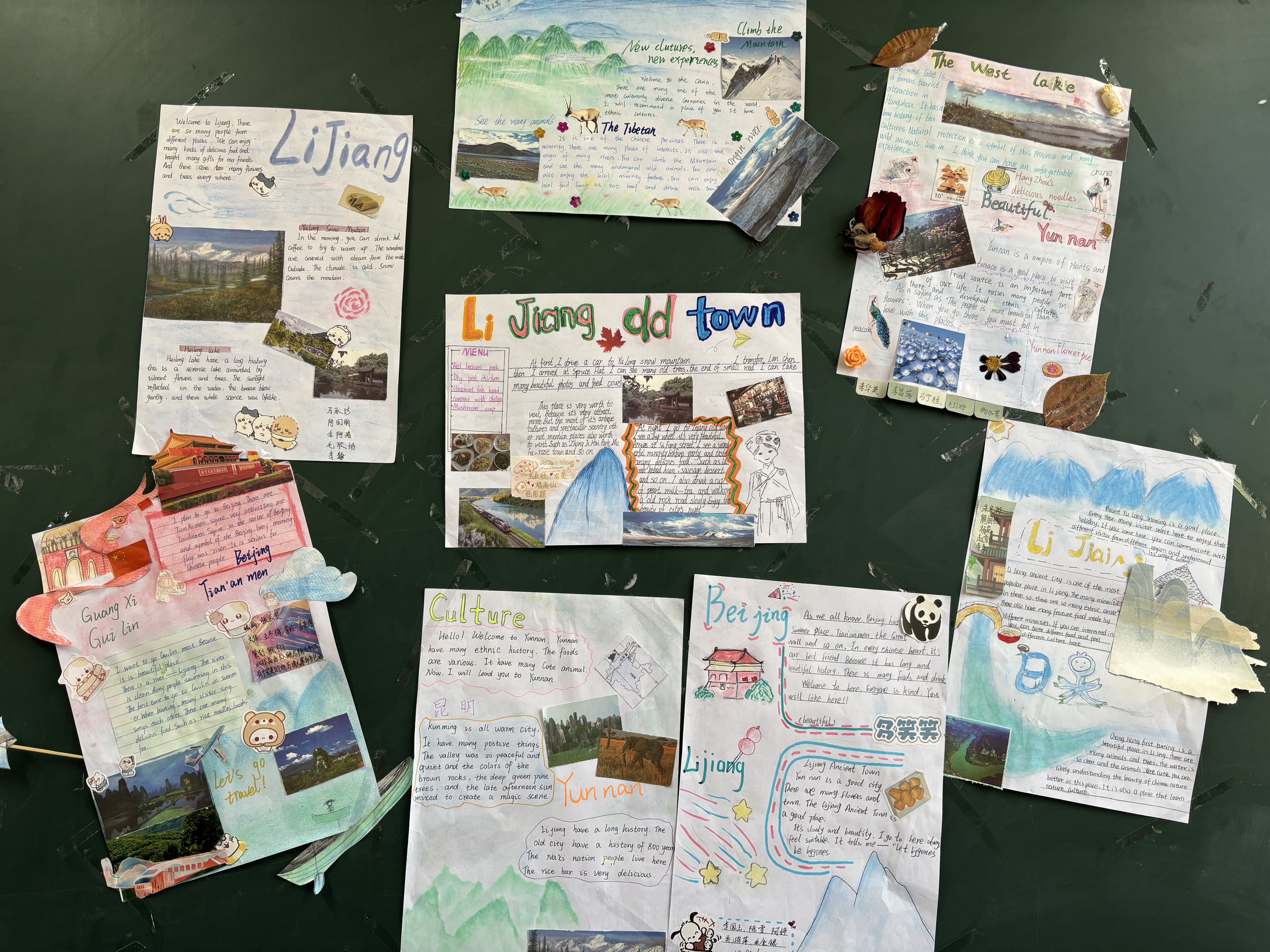 学生们小组合作制作旅行手册