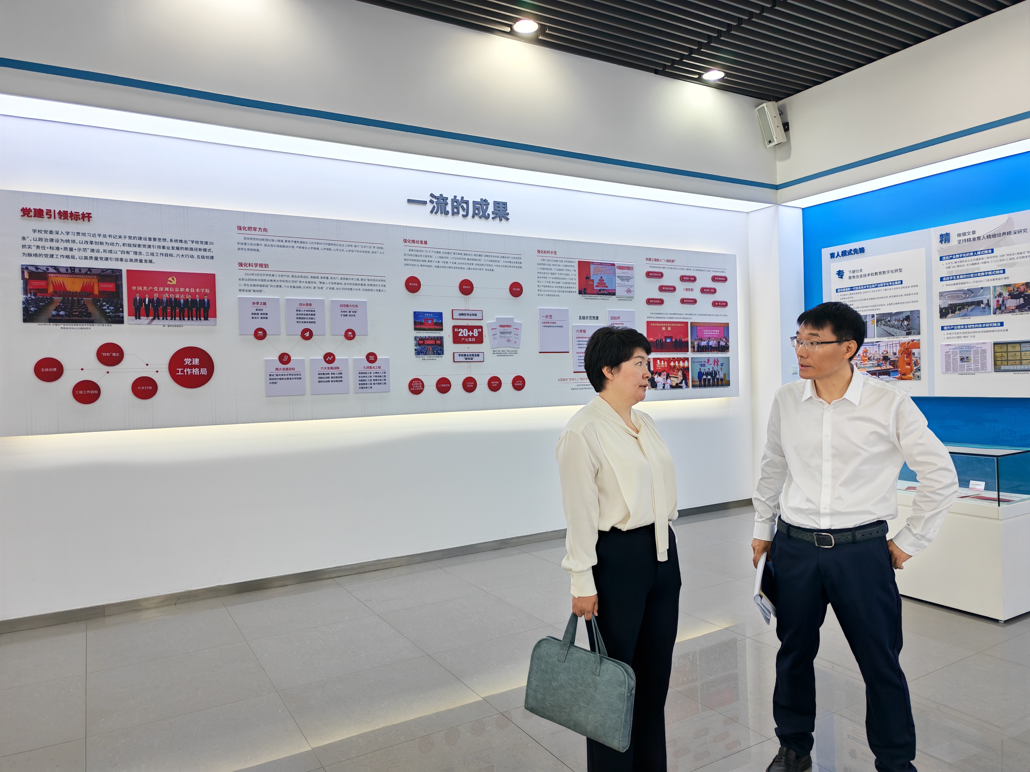 学校党委组织部部长向李继红主任介绍学校党建成果及党建工作部署
