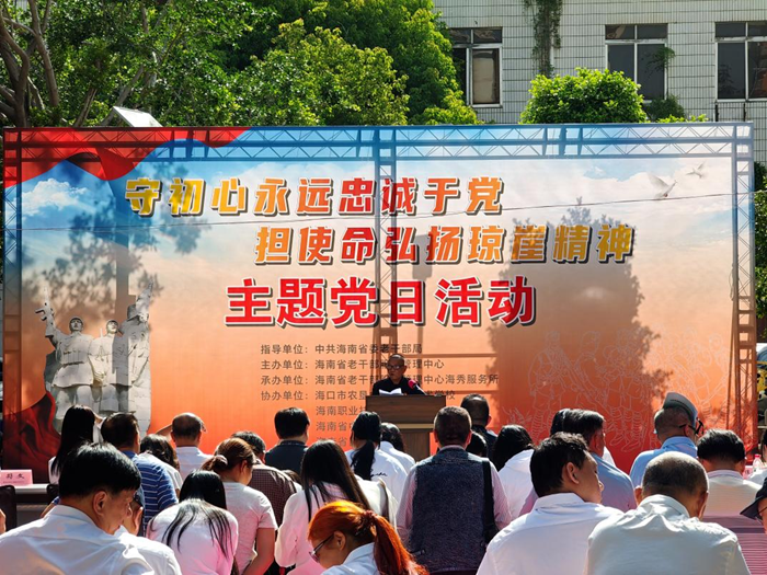 中国工农红军第二独立师女子军特务连司号兵符明同志的大儿子符文进行宣讲 中国工农红军第二独立师女子军特务连司号兵符明同志的大儿子符文进行宣讲