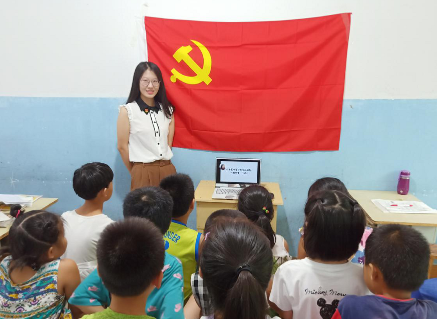 宣讲服务团成员面向中小学校讲授植保知识