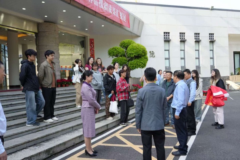 福州大学刘敏榕工作室赴福建省画院美术馆参加“东南·西北”张秋桔新疆山水画作品援疆成果汇报展