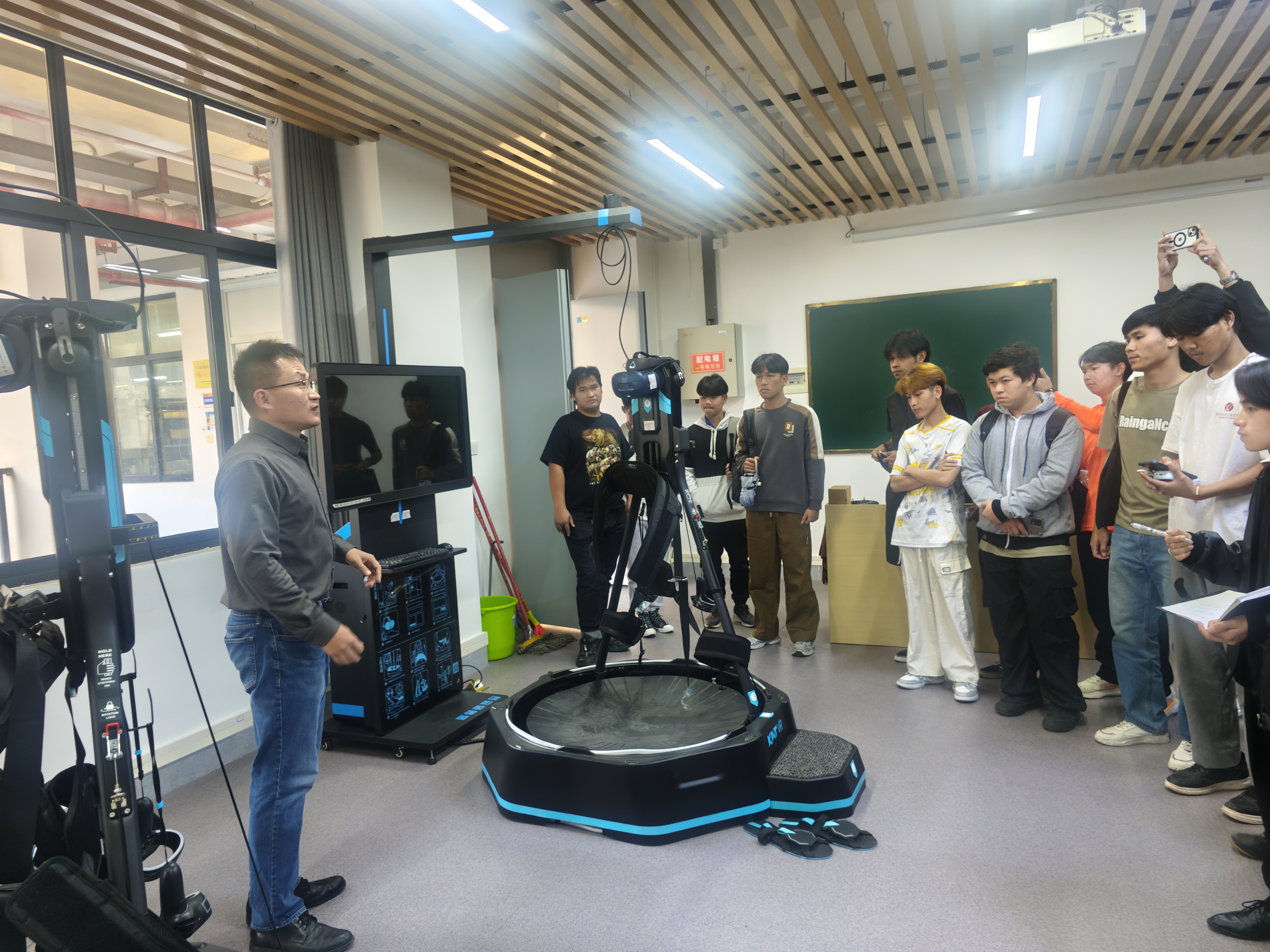 学院赵树宗院长带领国际学生参观带电作业仿真实训室