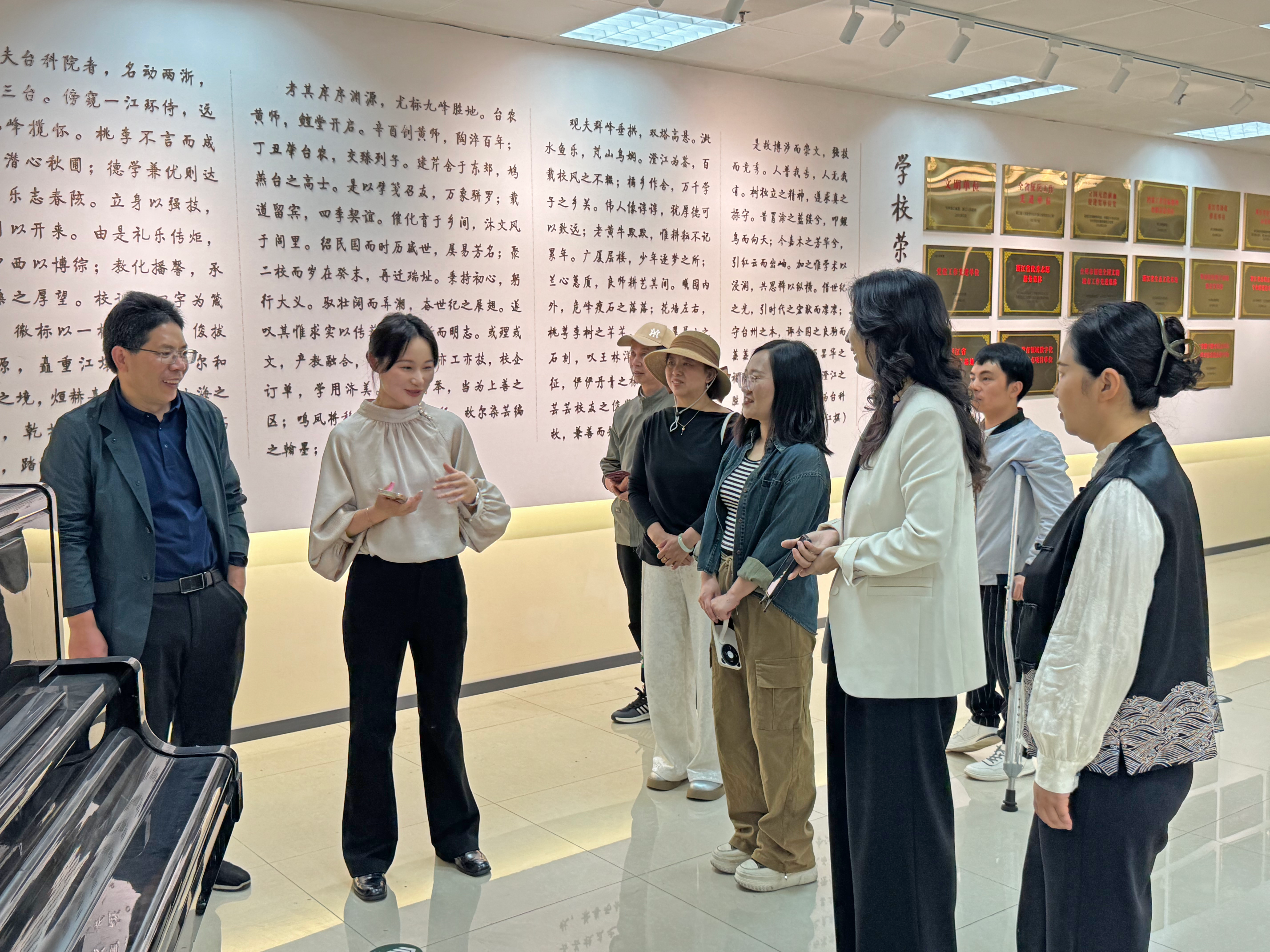 图2 参观