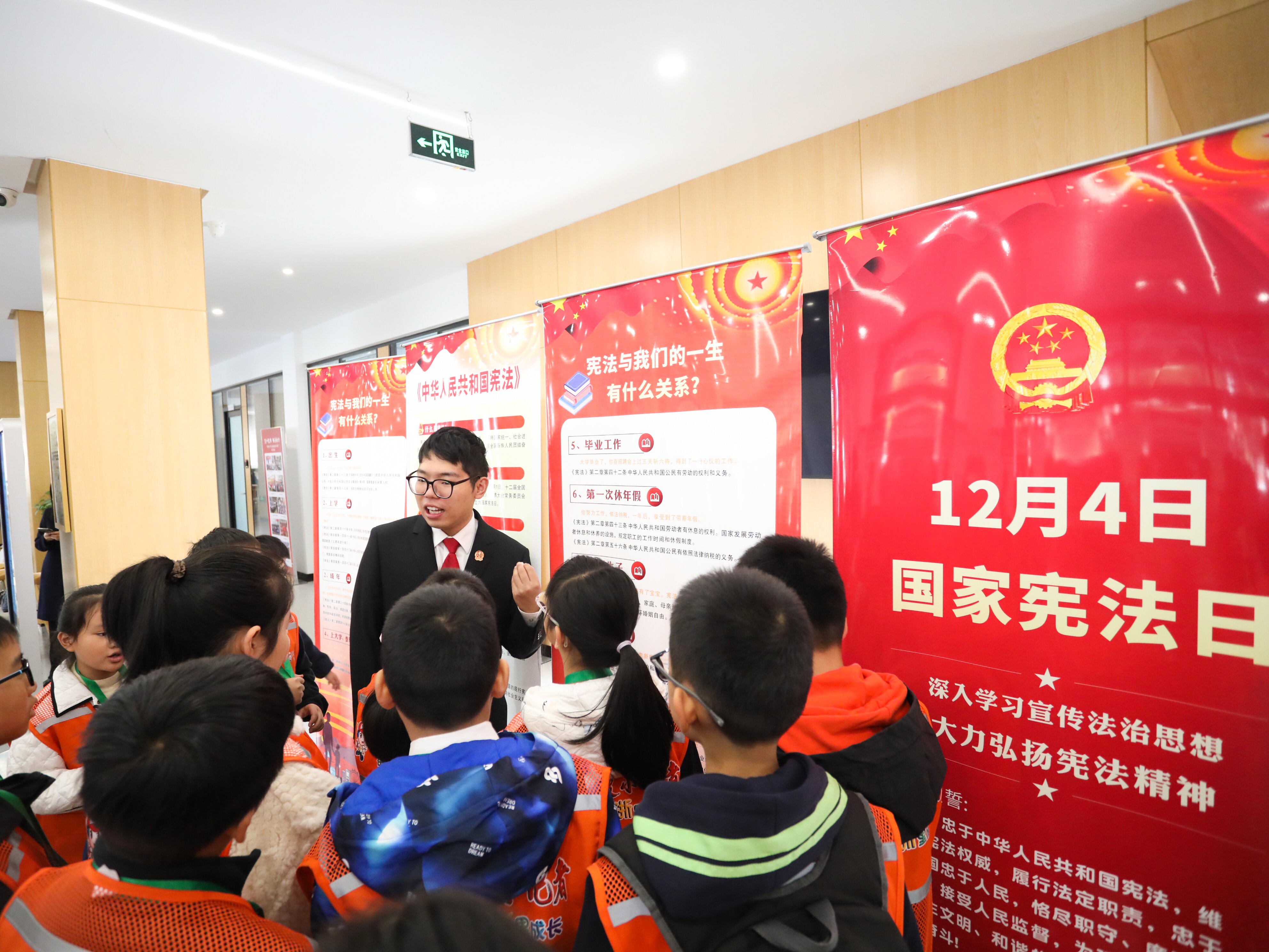 图4：党支部联合属地公检法司等部门开展法治育人活动