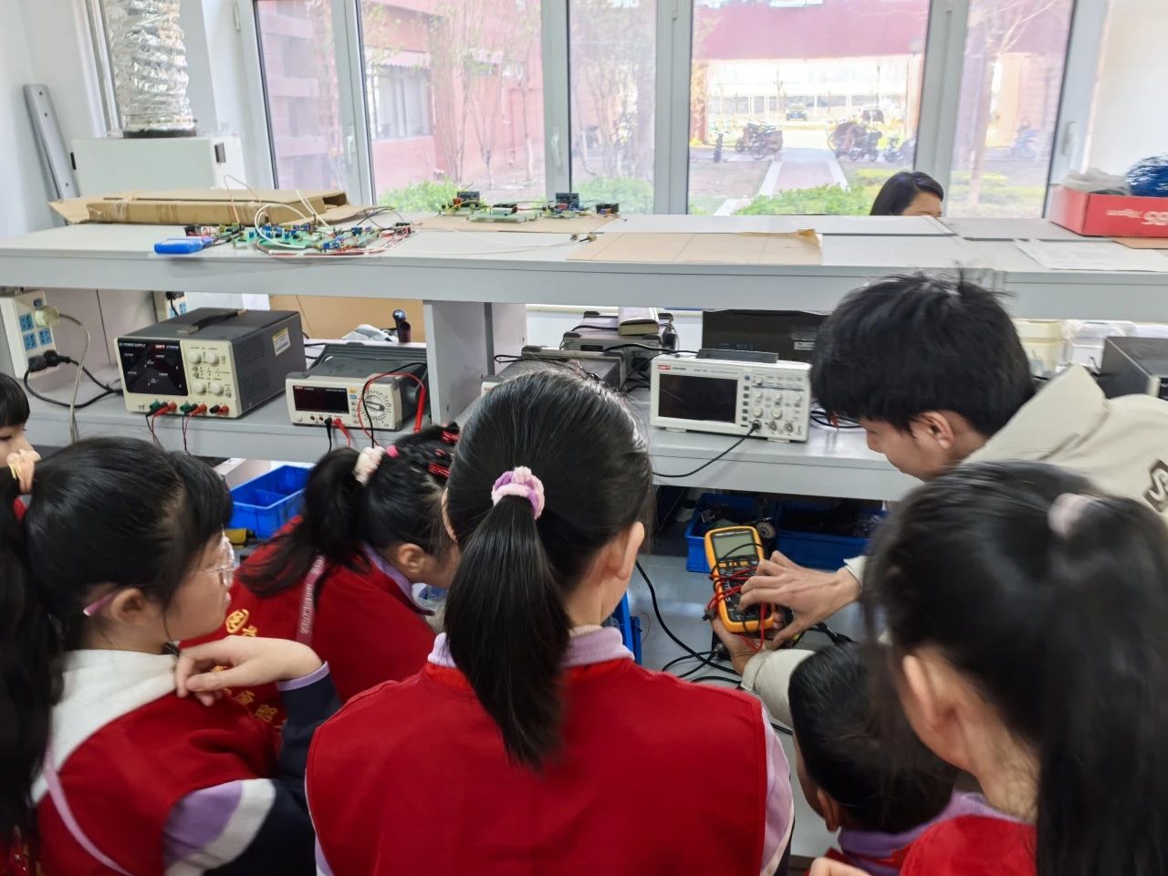 小学生走进实验室2