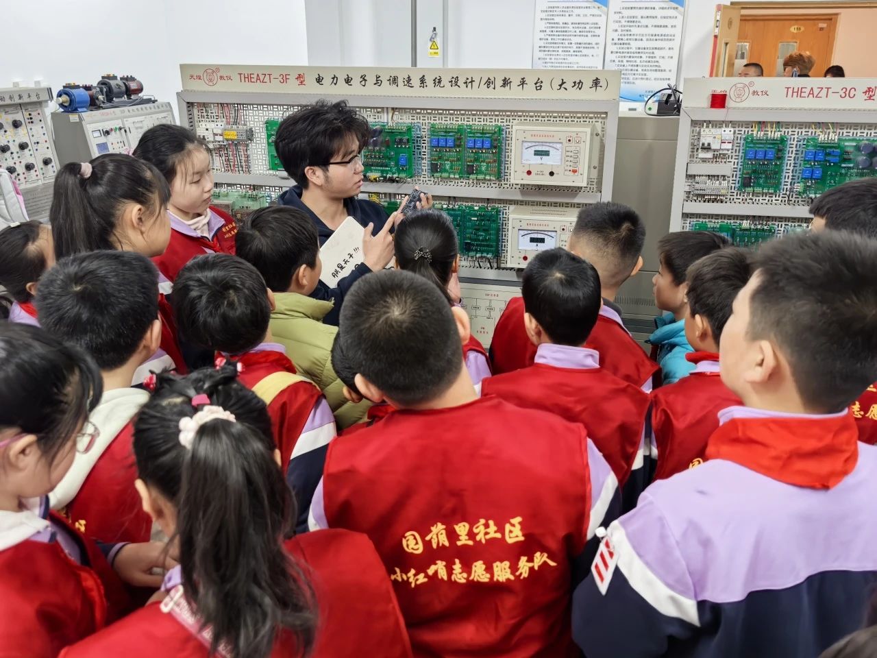 小学生走进实验室1