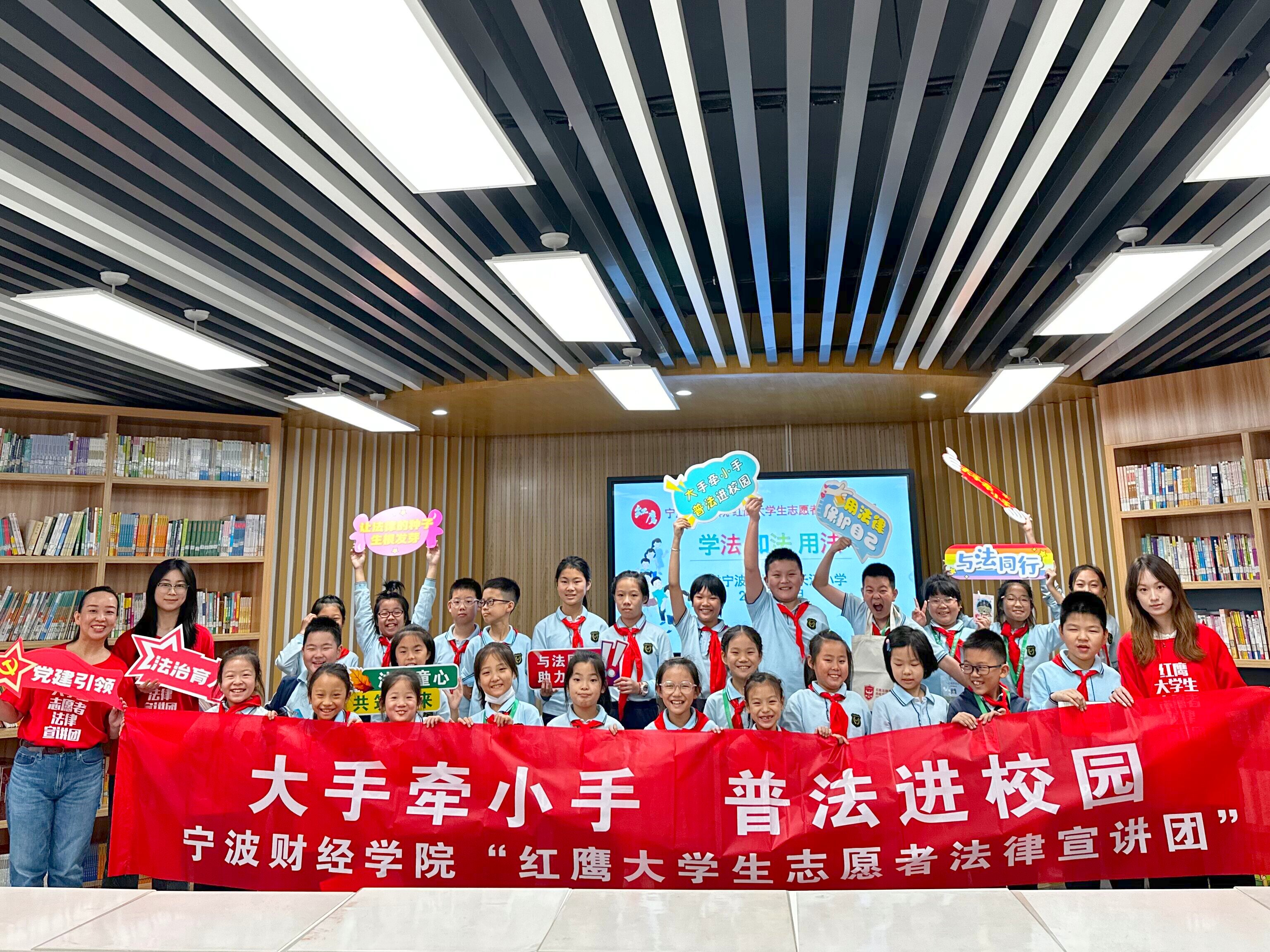 图6：党支部带领“红鹰大学生志愿者法律宣讲团”普法进校园