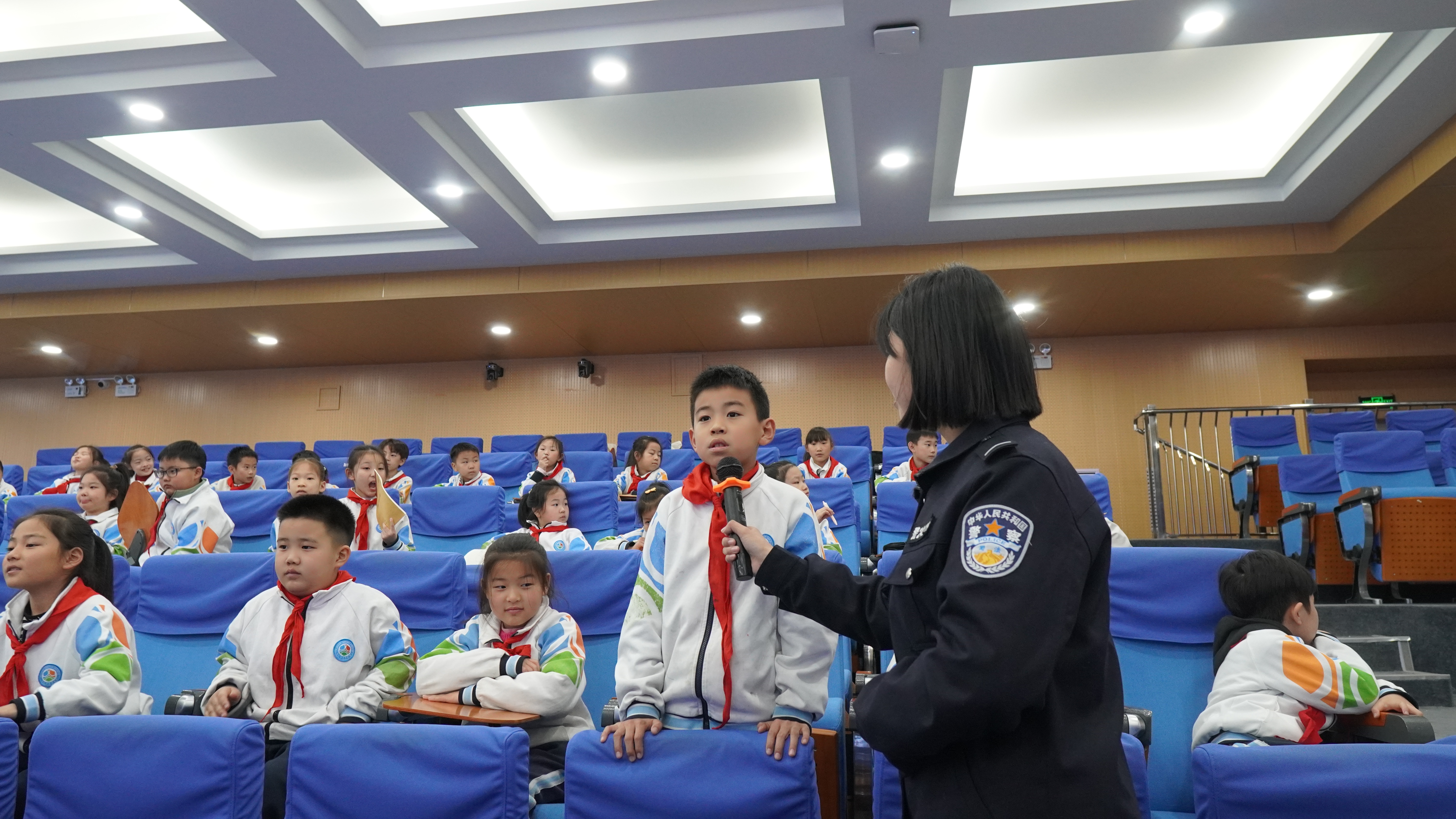 在互动环节，宣讲员提出了许多与孩子们日常生活、学习紧密相关的法律问题。同学们踊跃作答，现场气氛活跃。
