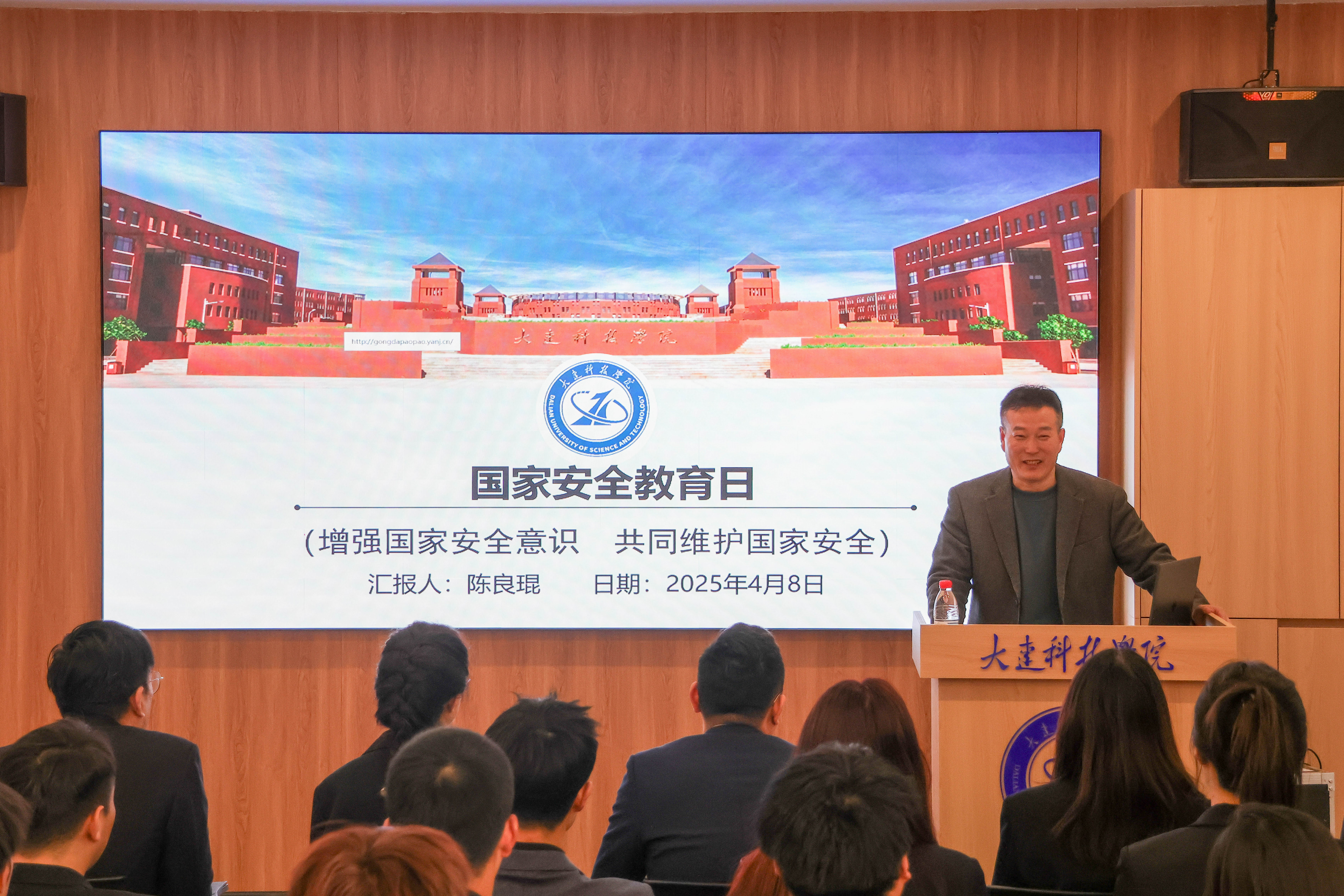 陈良琨老师讲台