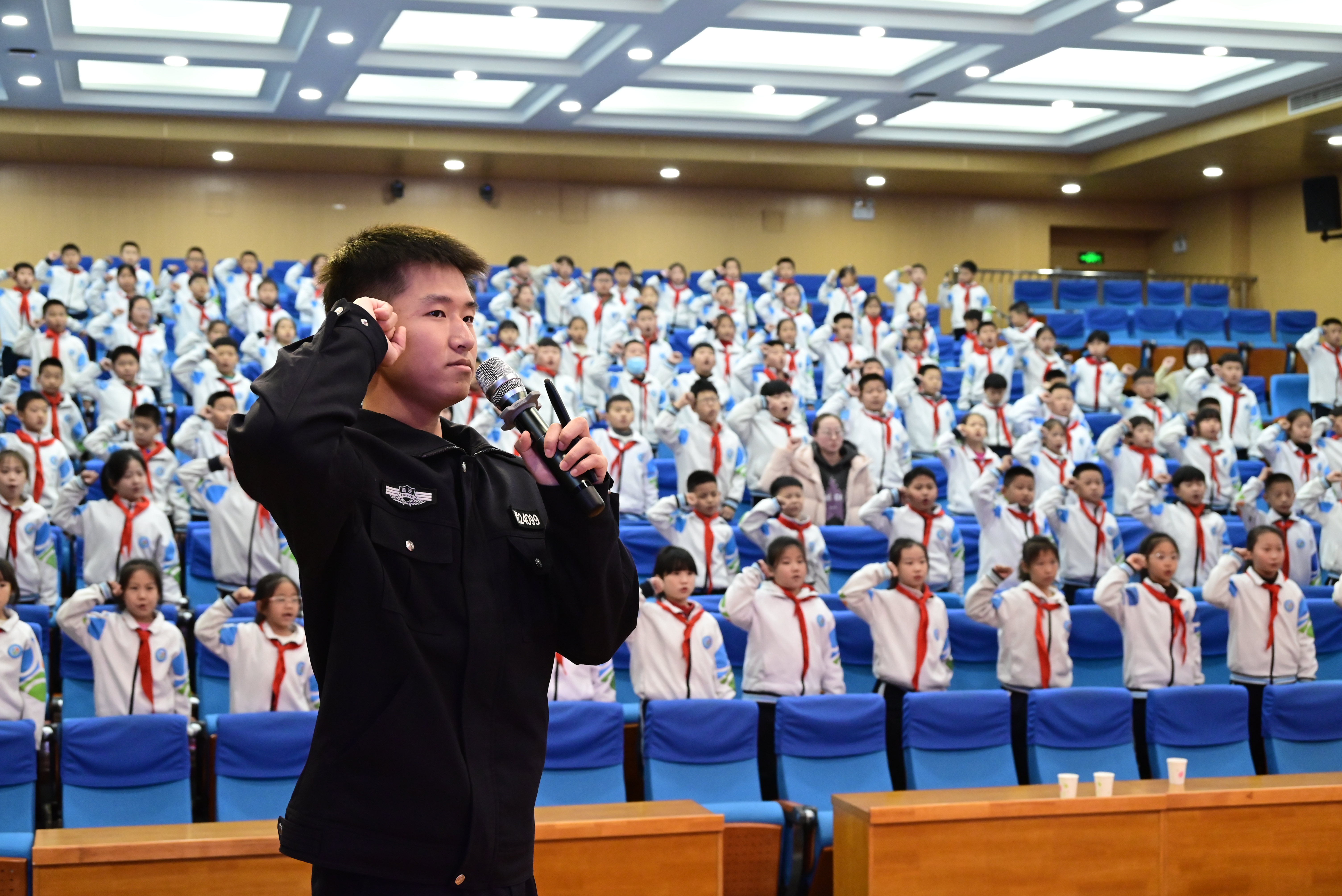 宪法宣誓仪式，洪亮的誓言回荡在大厅内。
