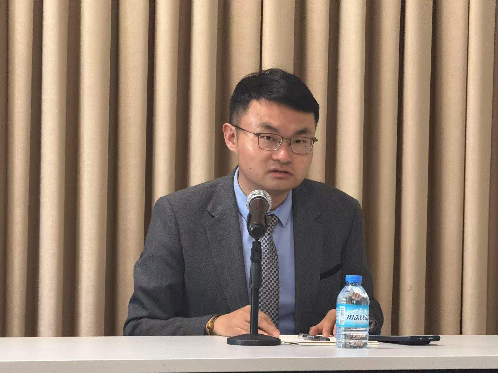 “双带头人”教师党支部成员李睿恒为领馆人员做报告