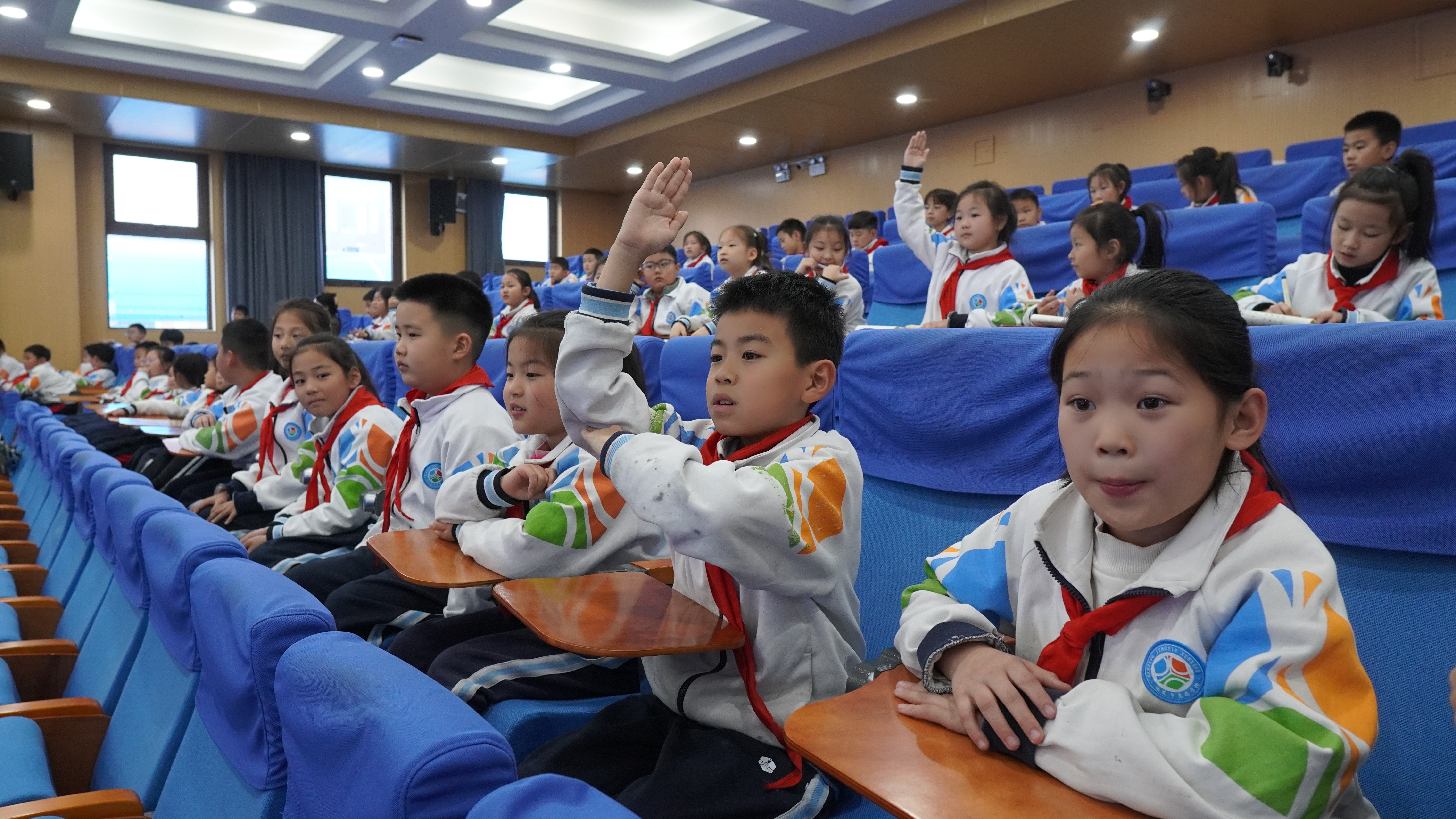 宣讲过程中，支部教师和公益团的学生们用生动有趣的案例和通俗易懂的语言，为孩子门详细解读了宪法的基本内容。