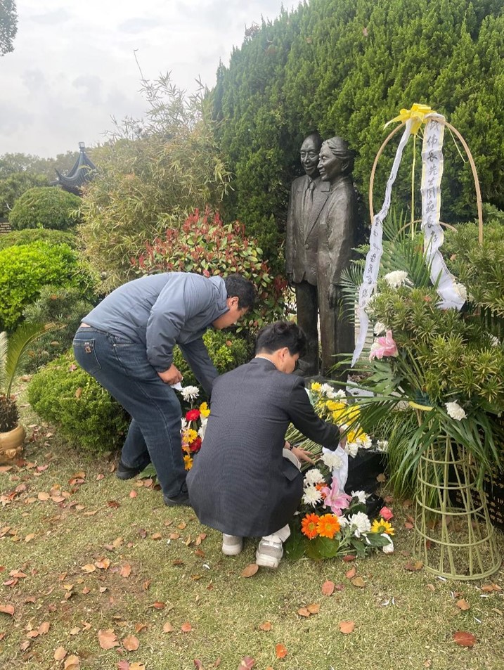 青年老师擦拭尘土
