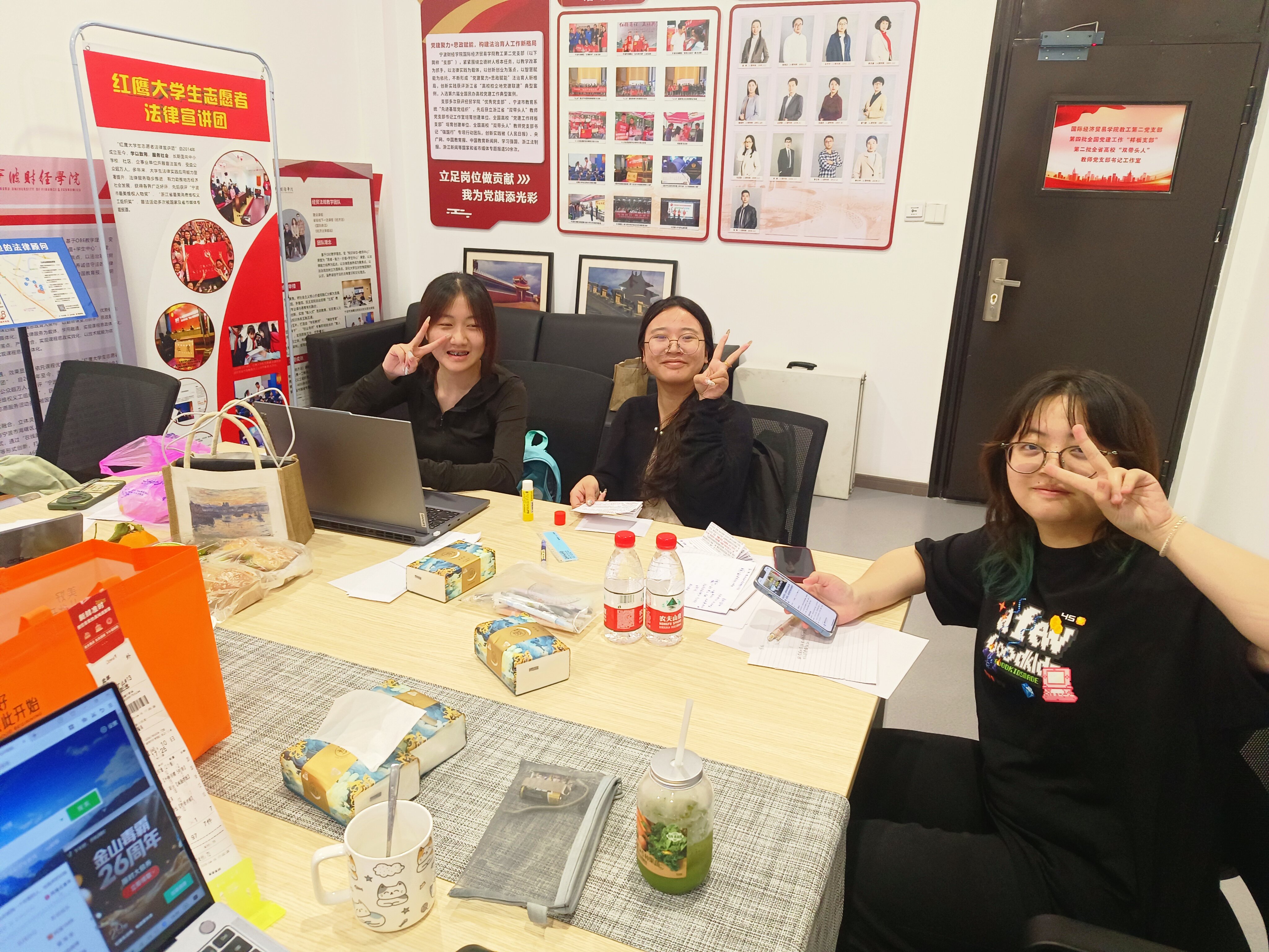 辩论队在教工第二党支部书记工作室紧张备赛训练 辩论队在教工第二党支部书记工作室紧张备赛训练