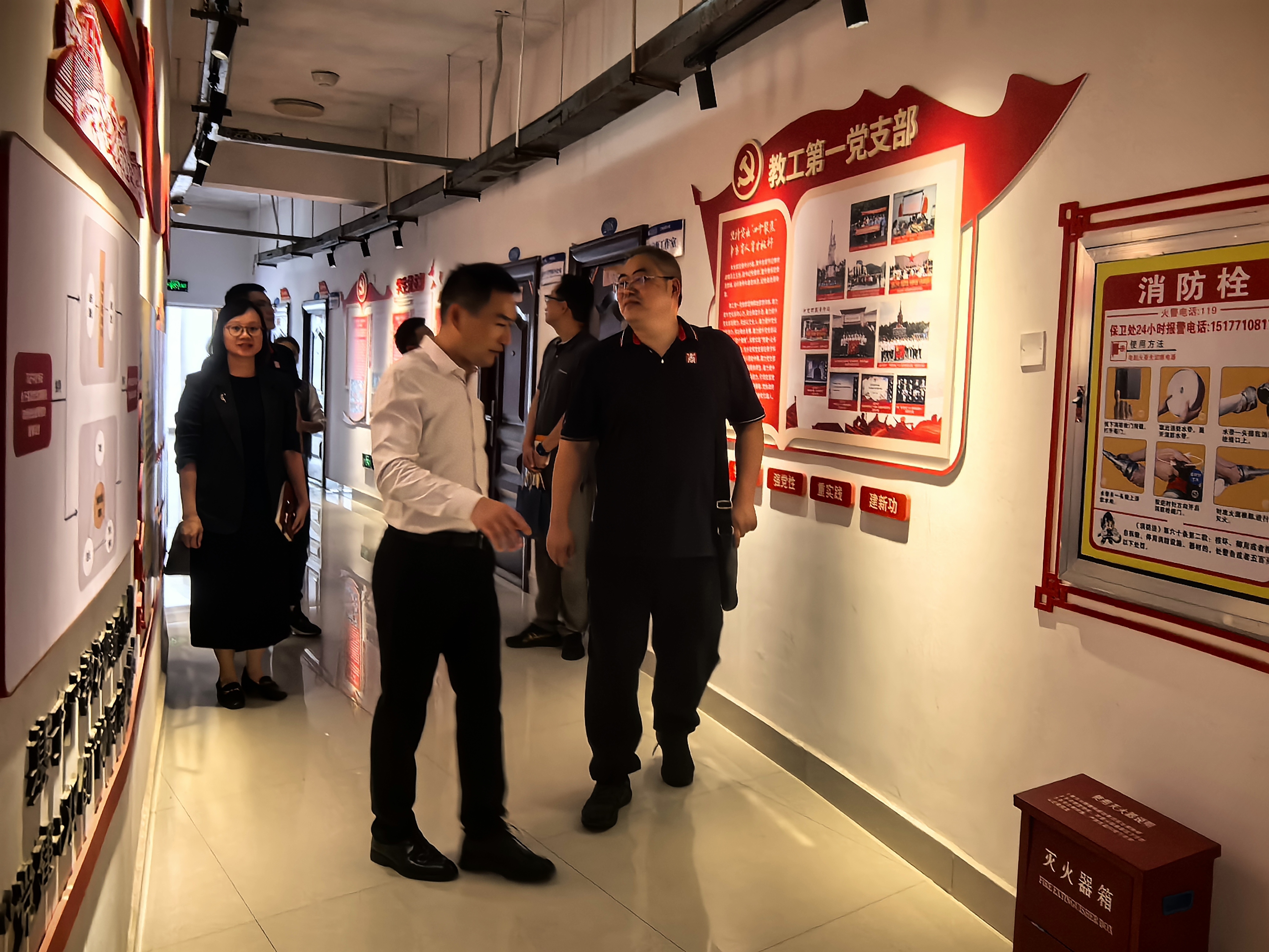 长廊参观2 长廊参观2