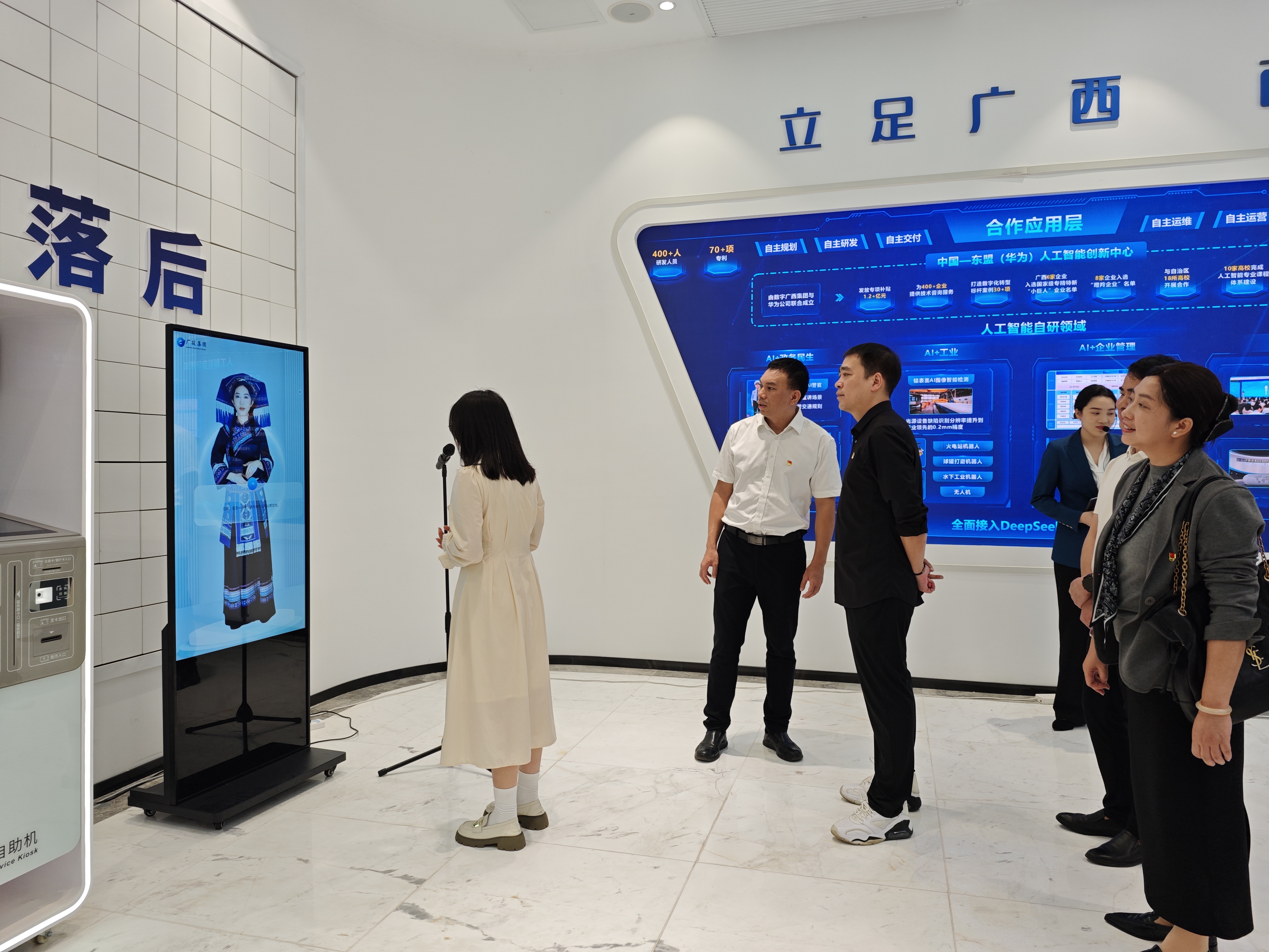 我院老师亲身体验数字技术应用设备 我院老师亲身体验数字技术应用设备