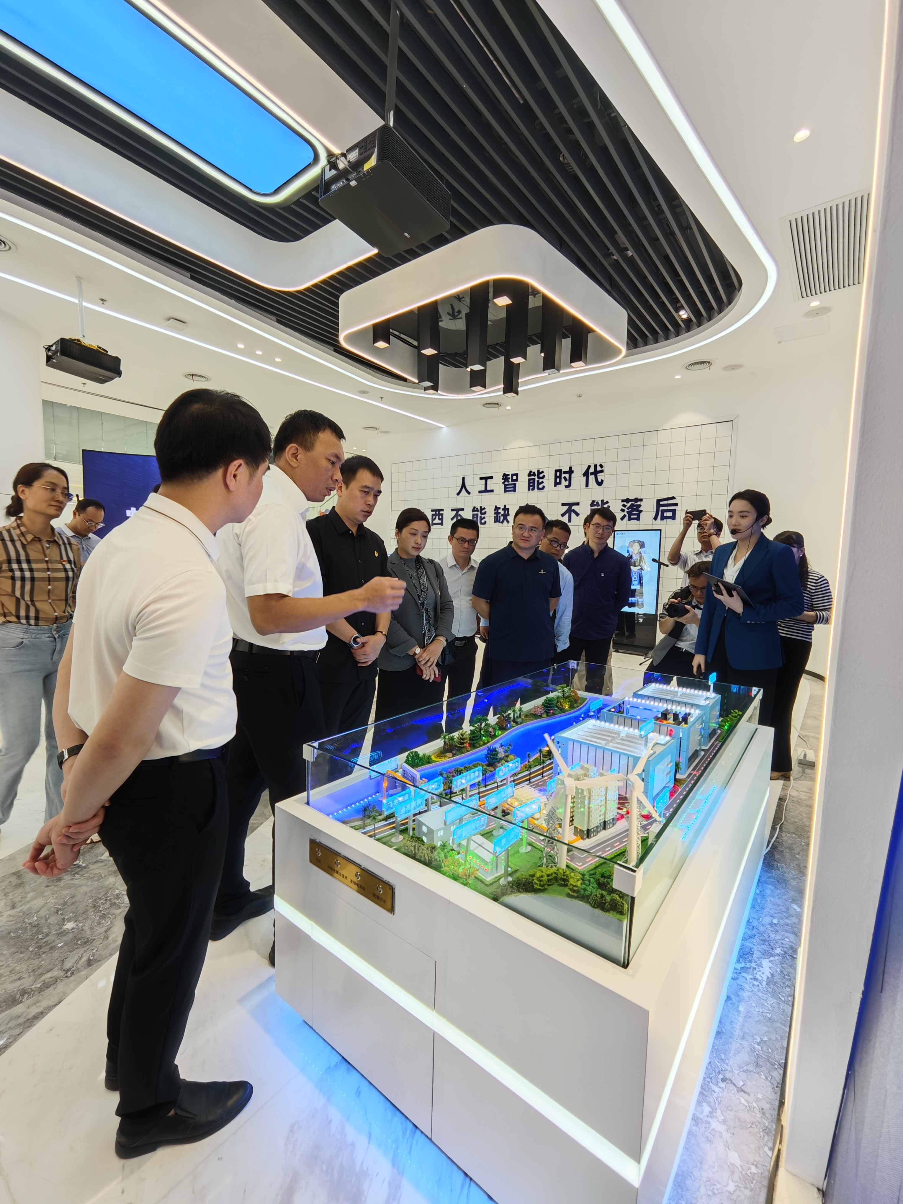 参观展厅 参观展厅