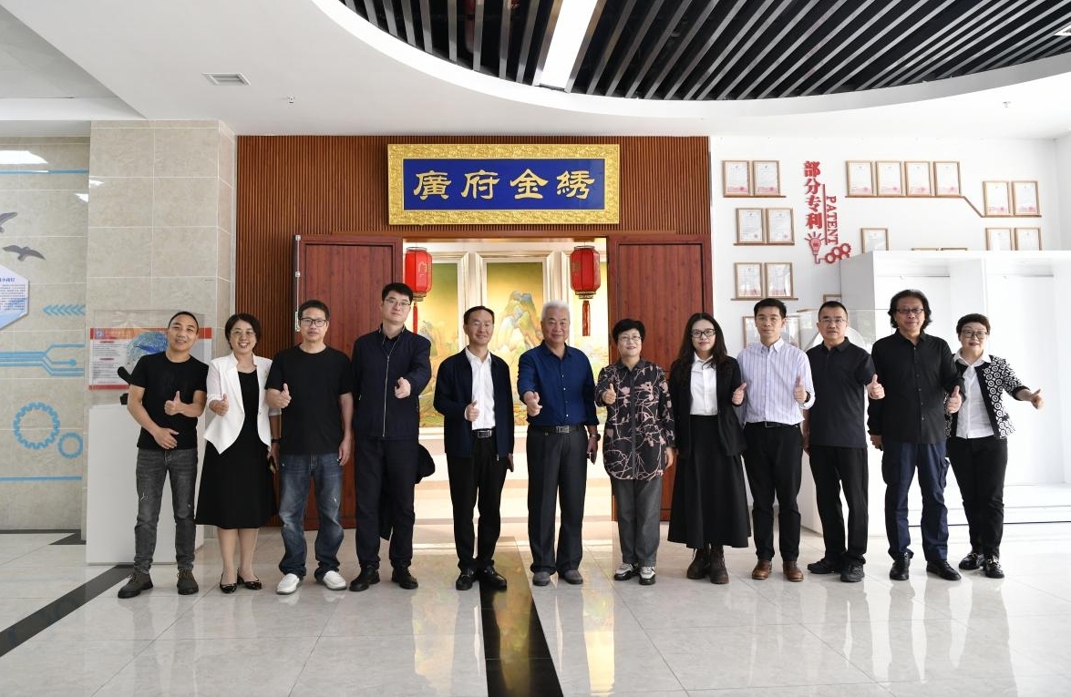 双方在学校合影留念