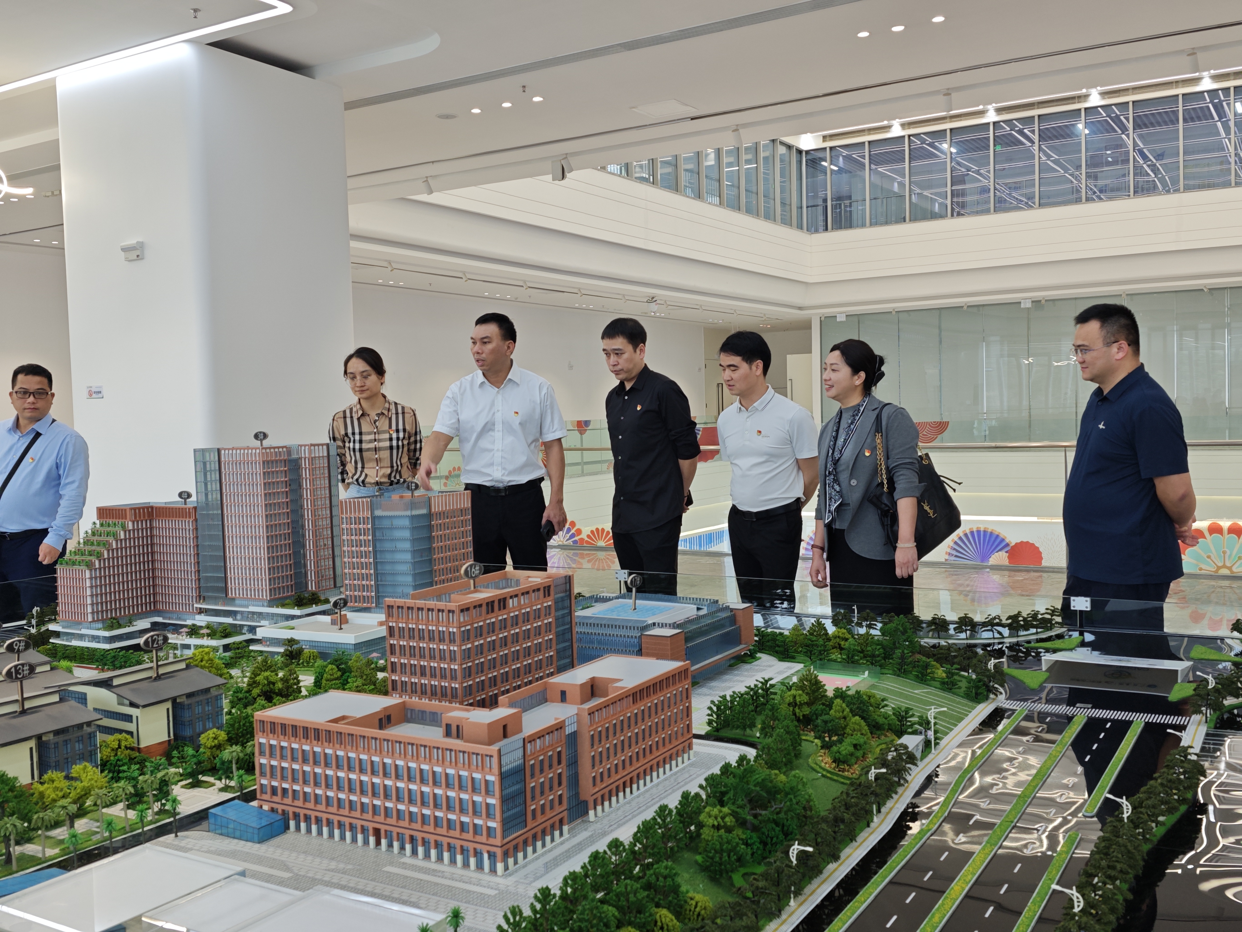 参观展厅 (2) 参观展厅 (2)