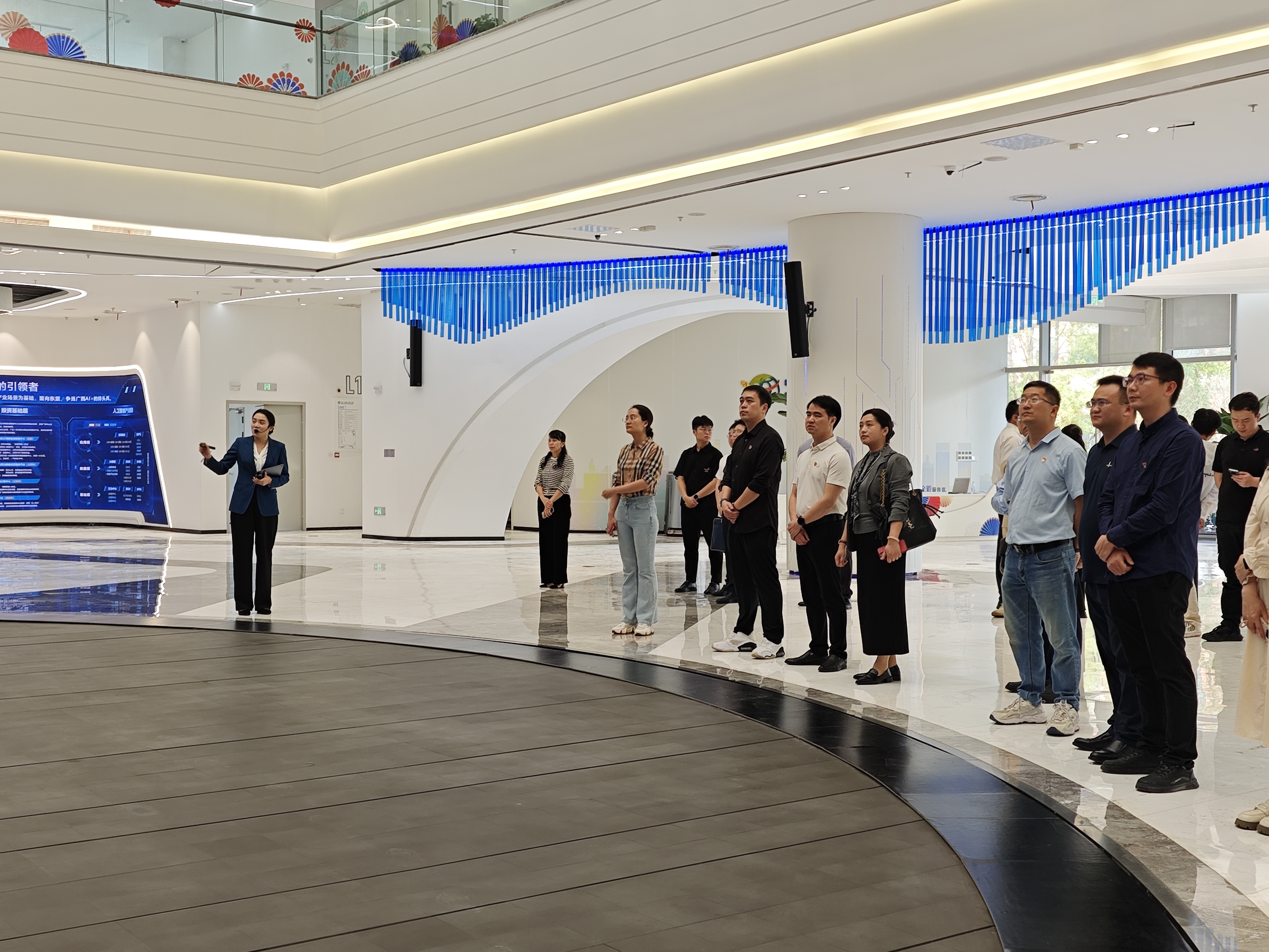 参观国际交流中心 参观国际交流中心