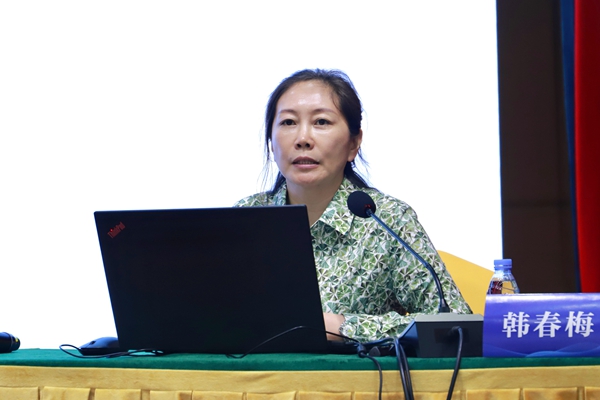 韩春梅教授作主旨发言.jpg