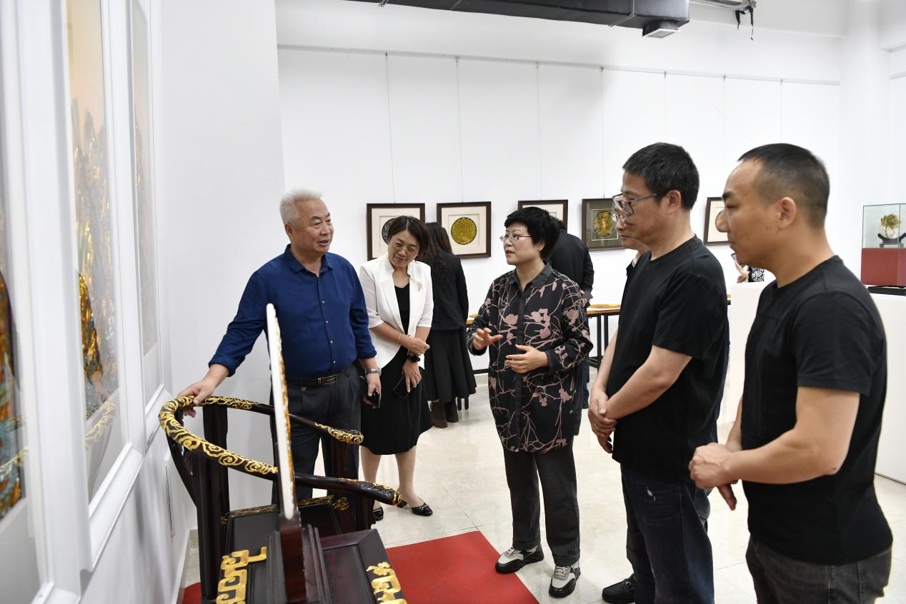 参观学校“广府金绣”工作室