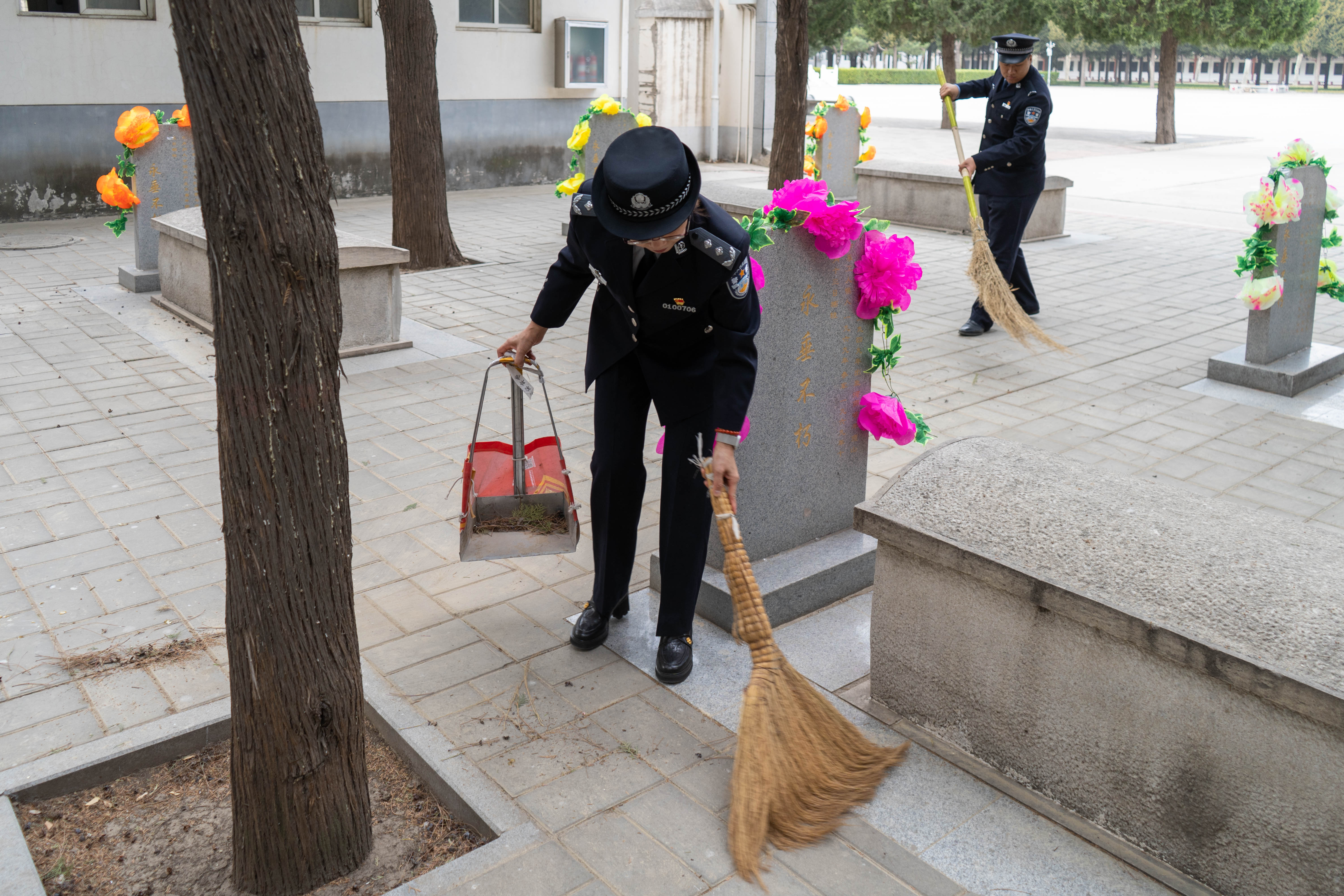 为烈士扫墓。