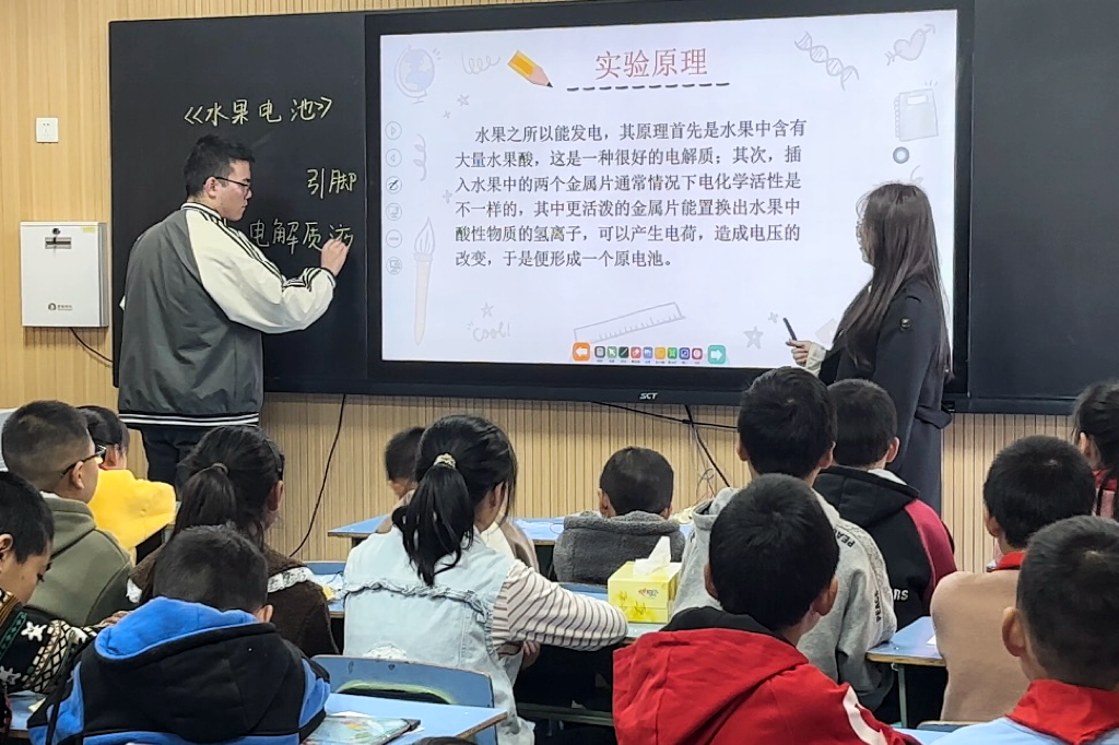 图 16 “科技领航，绽放梦想”科技小课堂