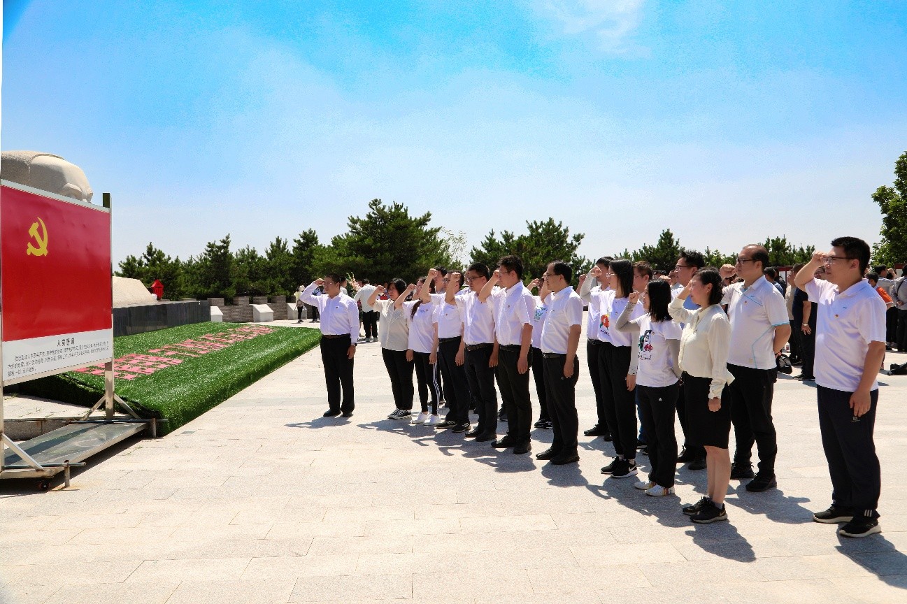 图1 自动化系党员教师在五峰山李大钊广场重温入党誓词 图1 自动化系党员教师在五峰山李大钊广场重温入党誓词