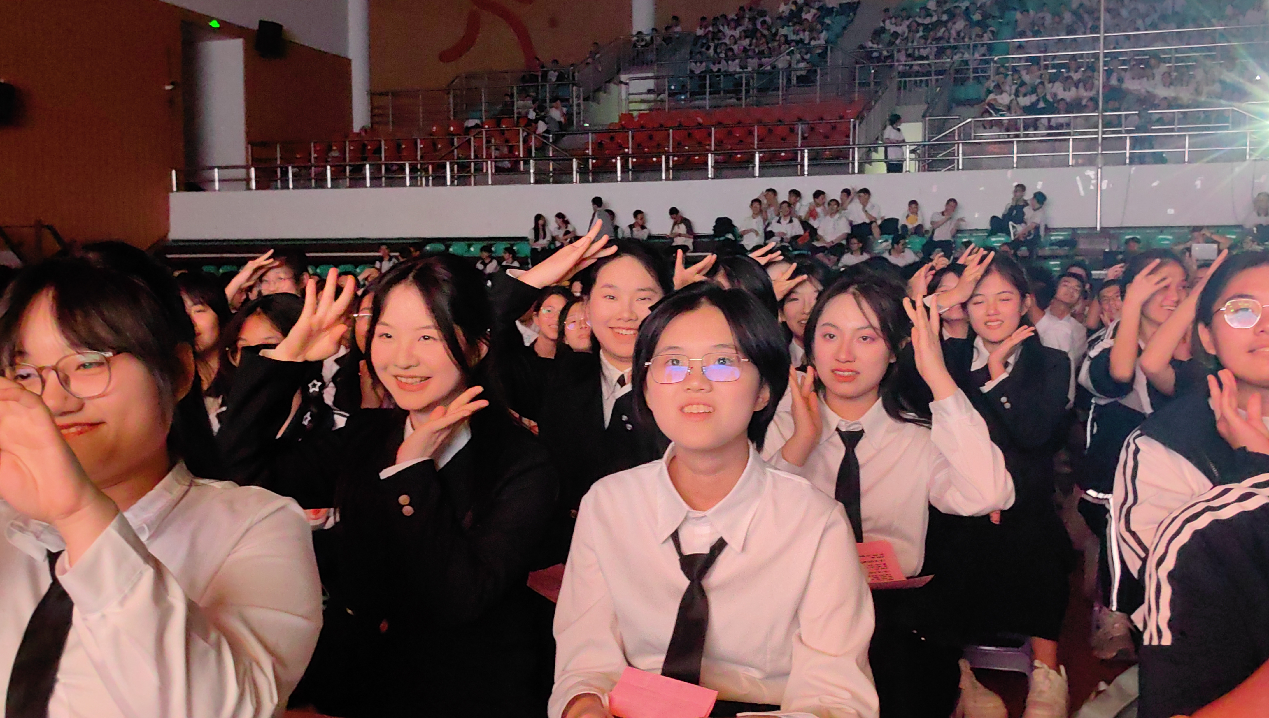 图为：二中学生观看莆仙戏演出
