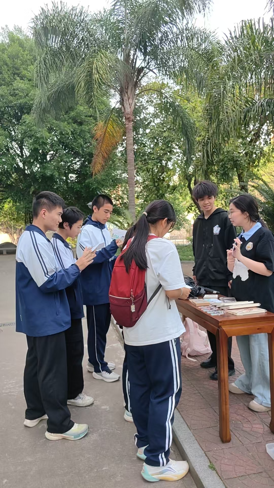 图为：特色班志愿者给二中学生介绍莆仙戏文创产品
